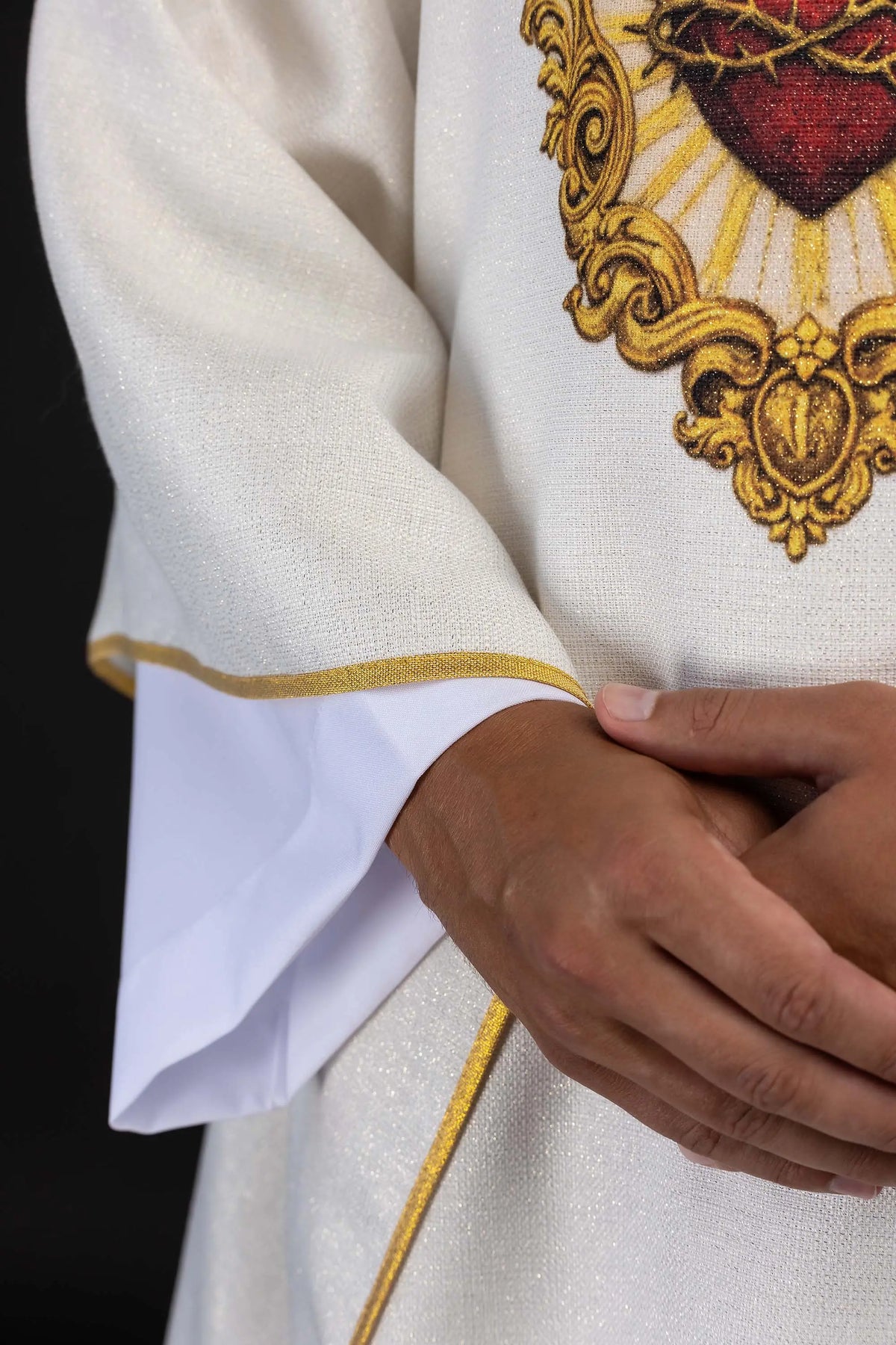 Chasuble écrue avec le Sacré-Cœur de Jésus, gros plan du biais doré