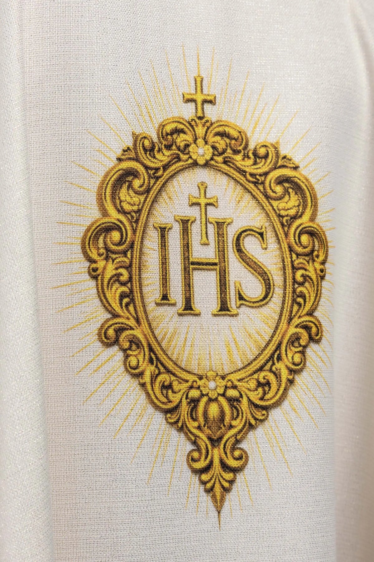 Chasuble écrue avec le Sacré-Cœur de Jésus, vue de dos rapprochée