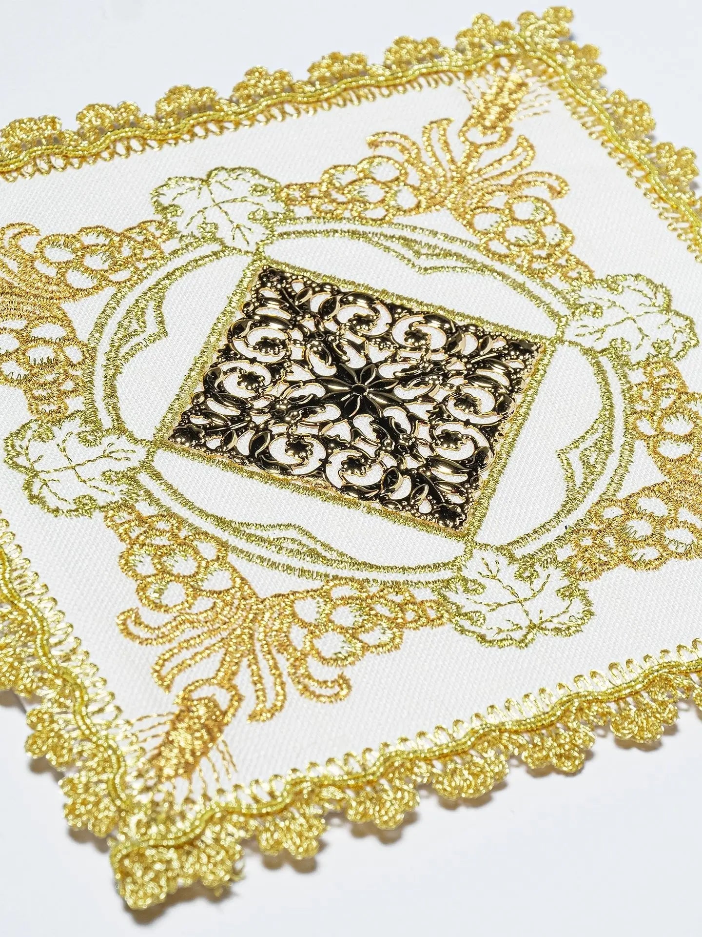 Ensemble de calice richement brodé avec IHS