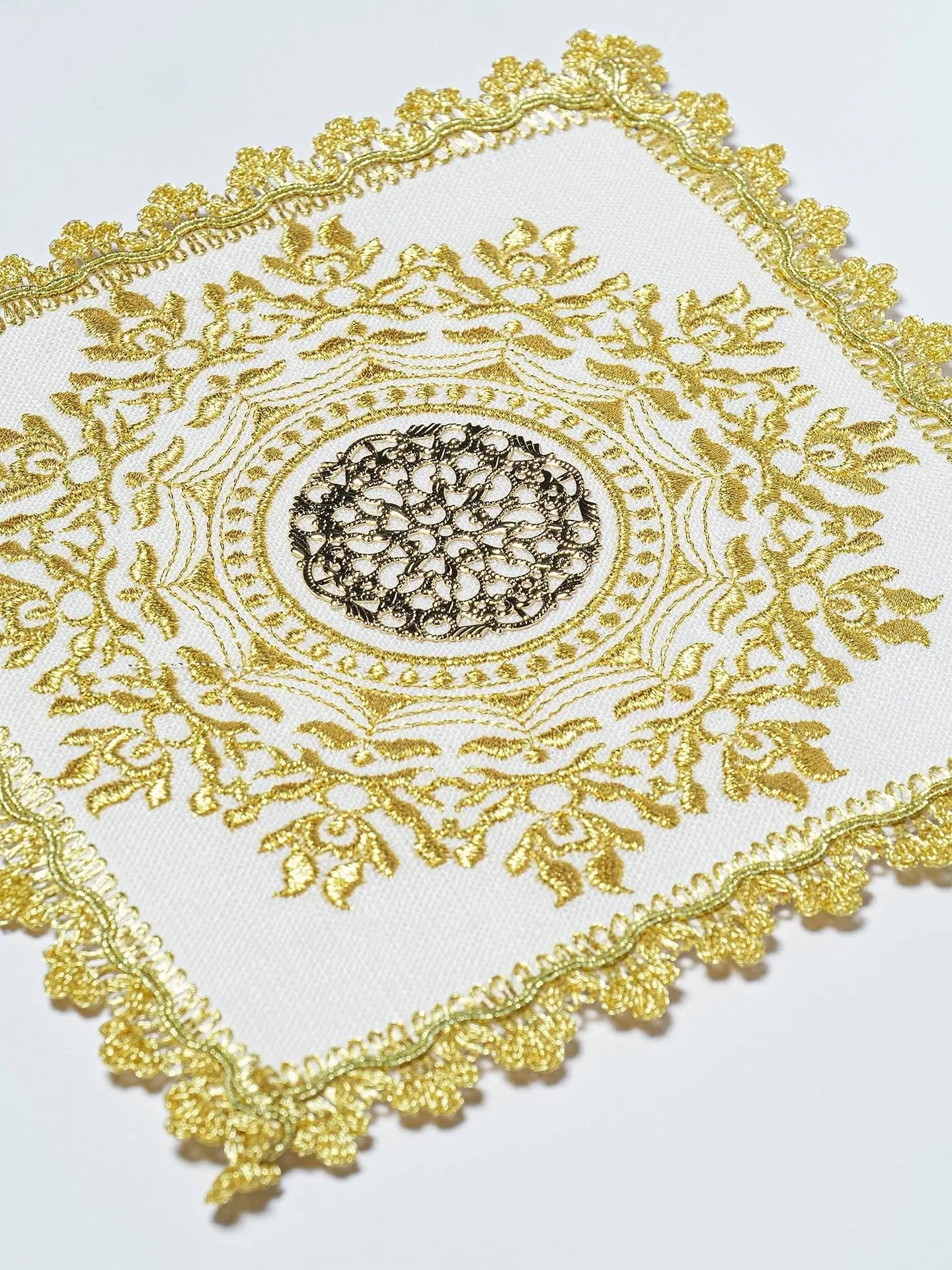 Ensemble de calice richement brodé avec motif IHS