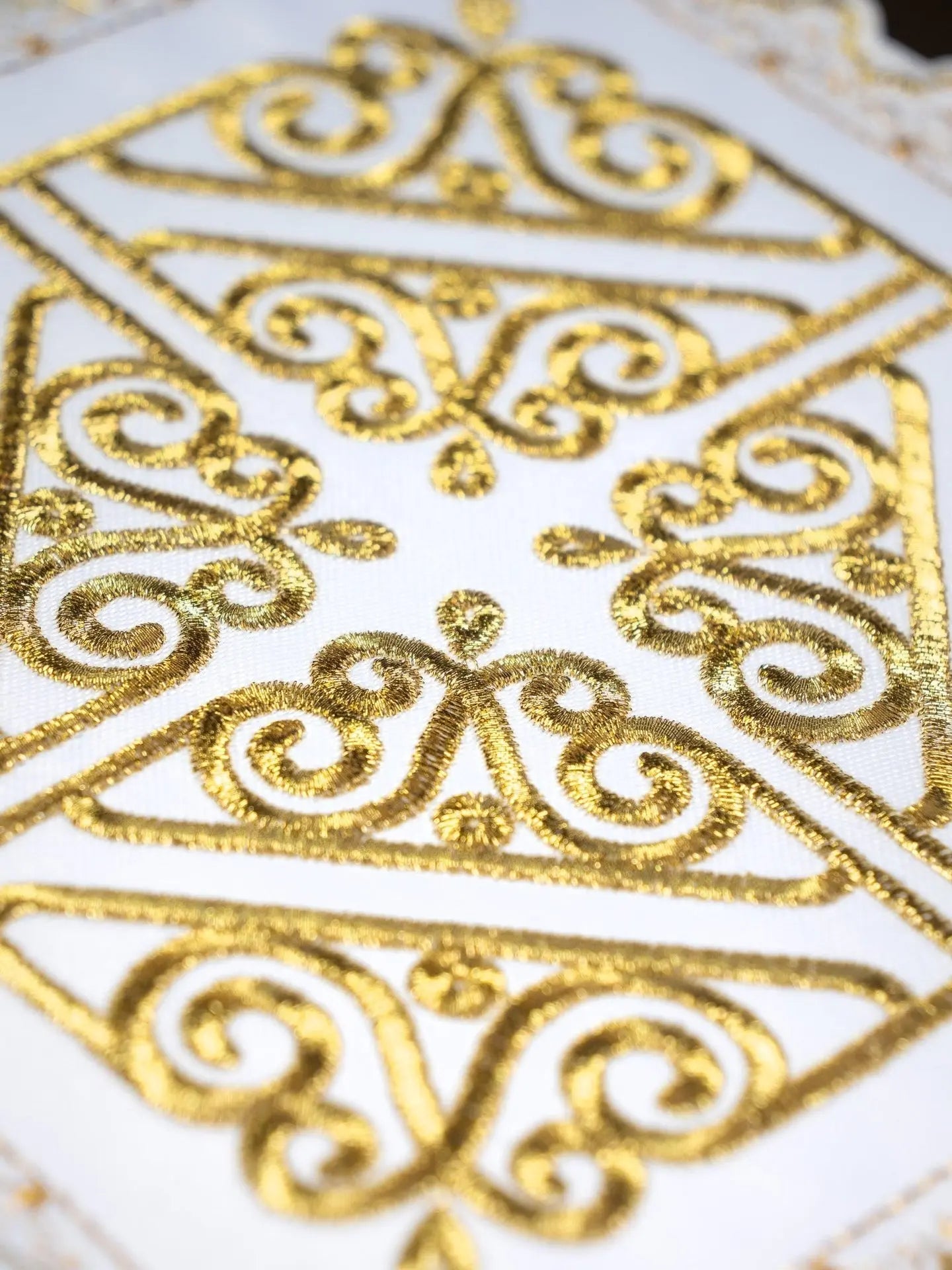 Ensemble de coupes avec motif de croix sur broderie dorée