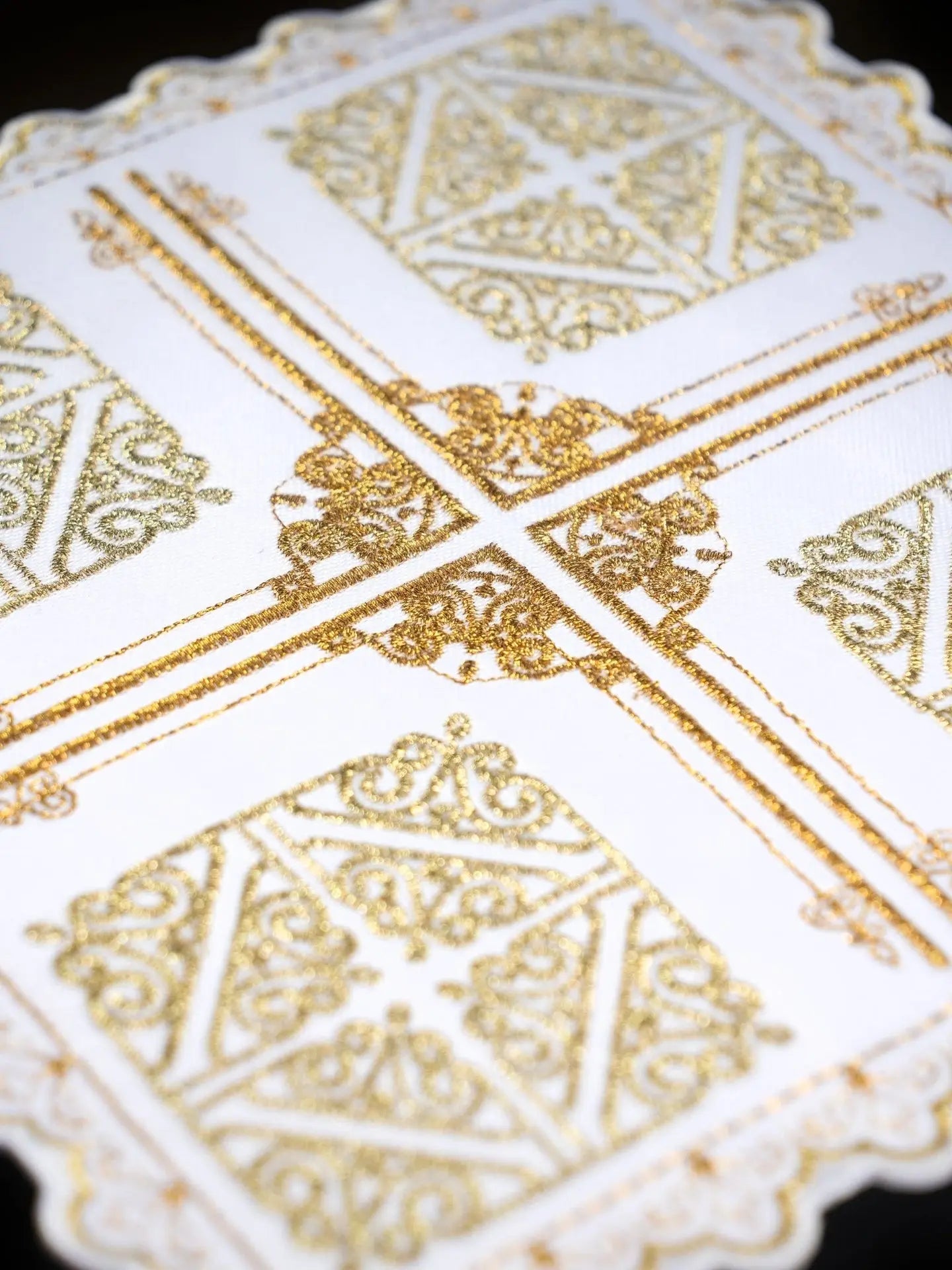Ensemble de coupes avec motif de croix avec broderie décorative