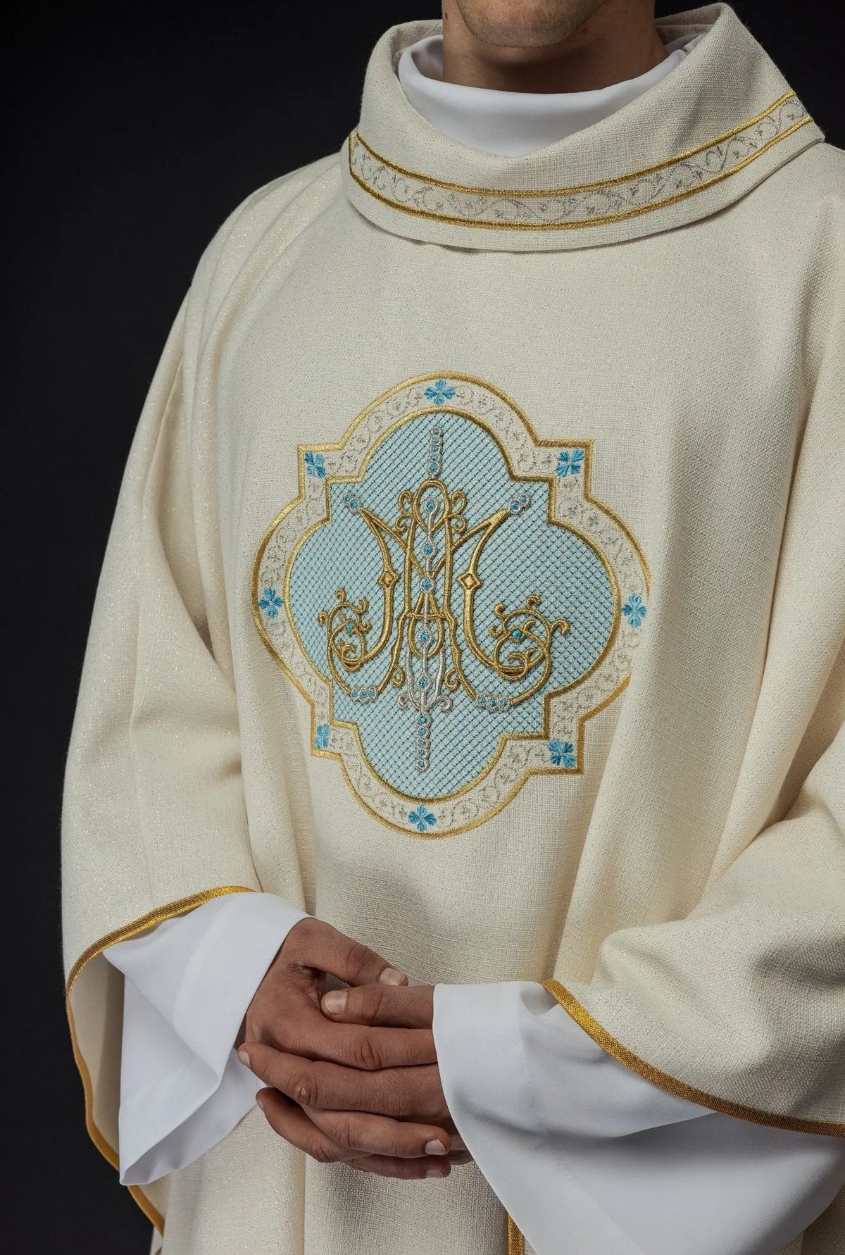 Chasuble mariale écrue pour les fêtes mariales brodée du motif marial, vue de face rapprochée