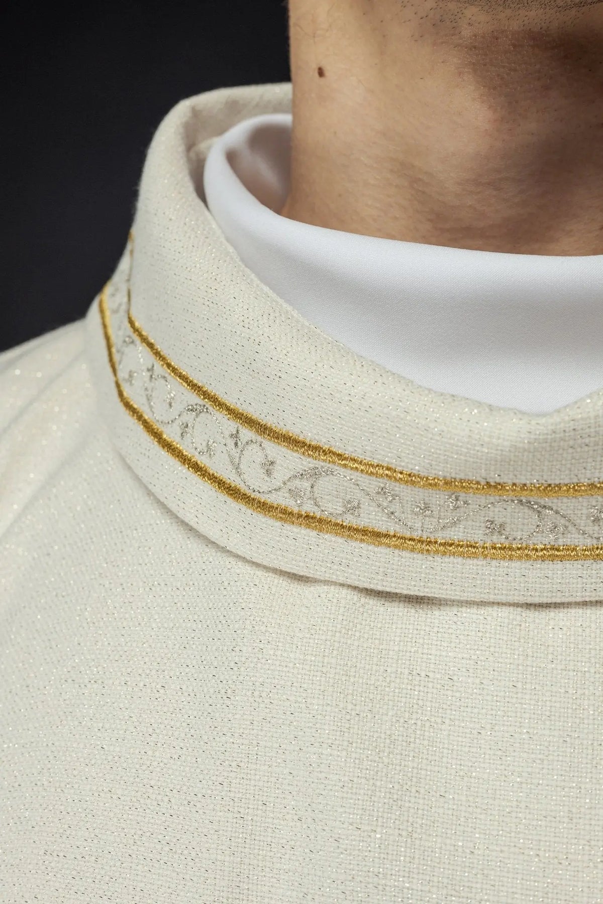 Écrue chasuble mariale avec col et biais dorés brodés, gros plan du col