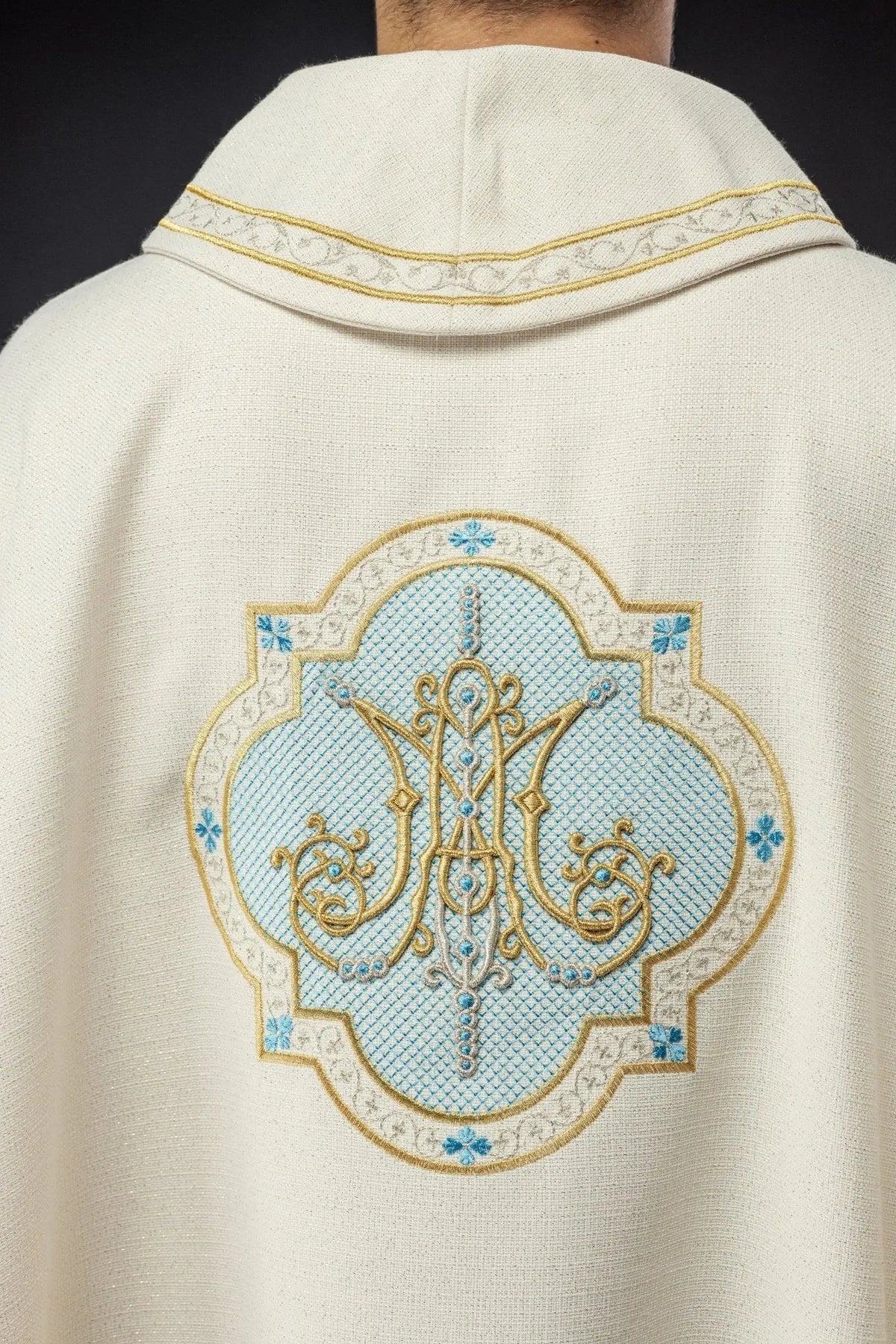 Écrue chasuble mariale brodée du motif marial, vue de dos rapprochée
