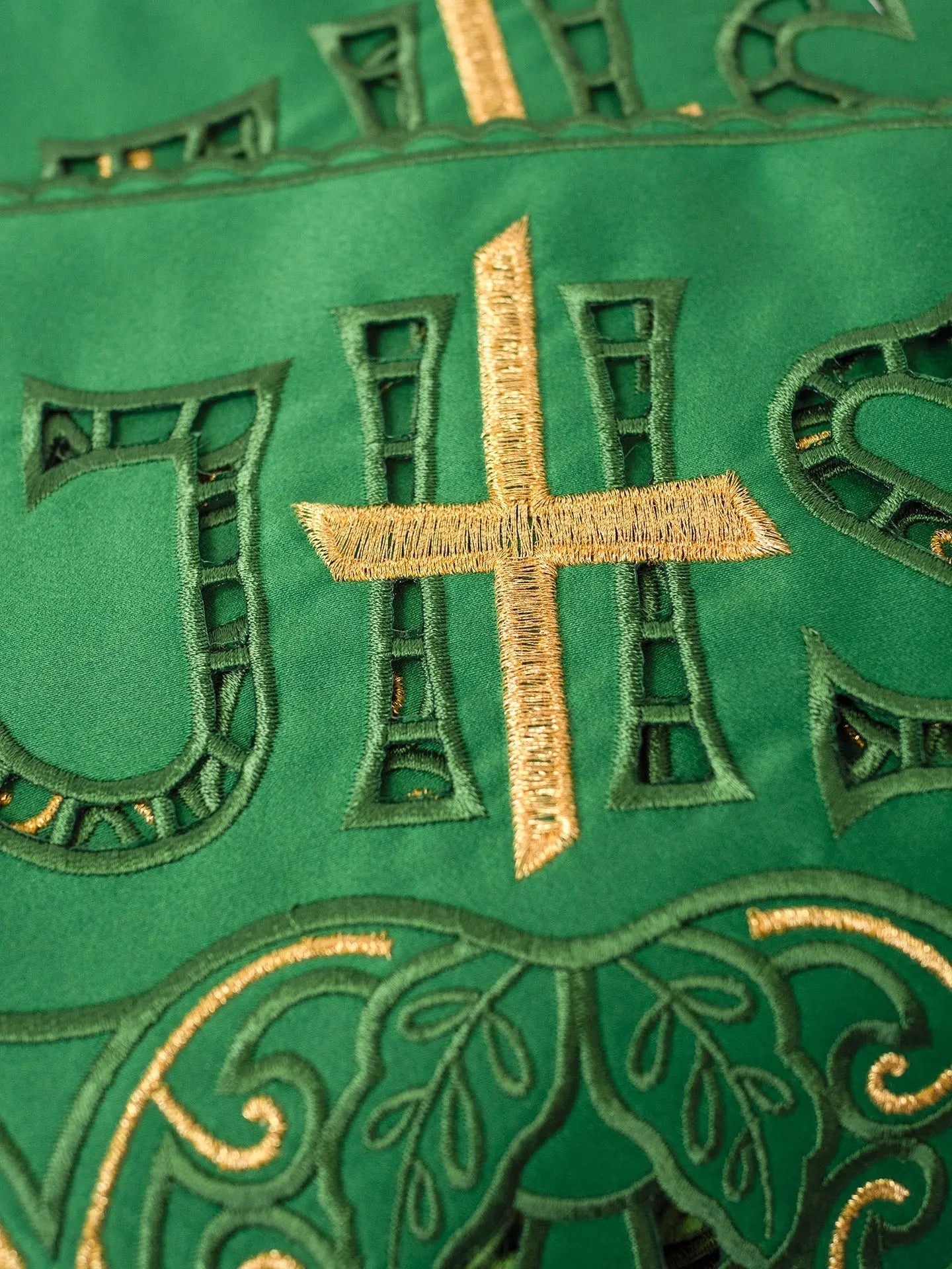 Mètre avec broderie frontale Croix IHS Verte