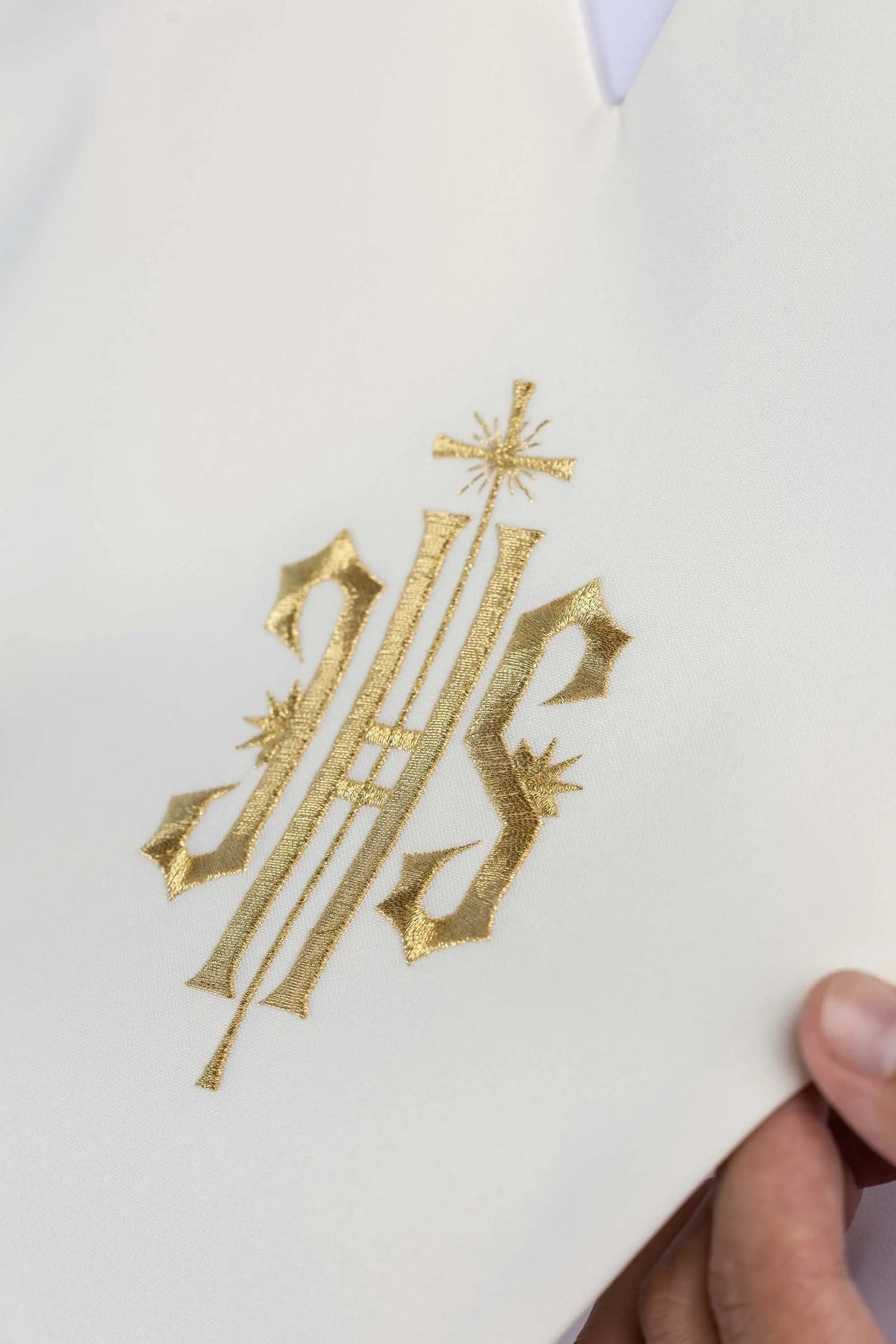Écru scapulaire de lecteur avec broderie IHS, gros plan de la broderie