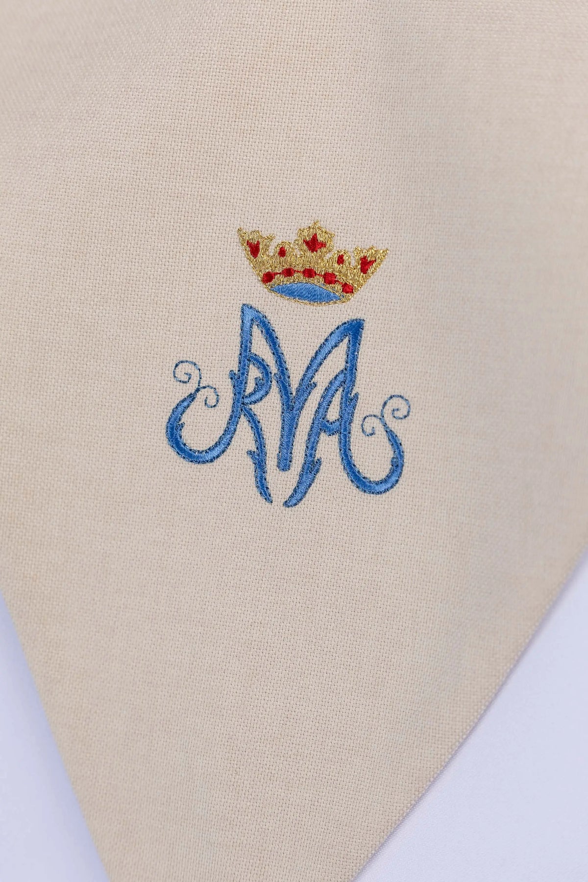 Écru scapulaire de lecteur brodé d’un motif marial couronné, détail de broderie