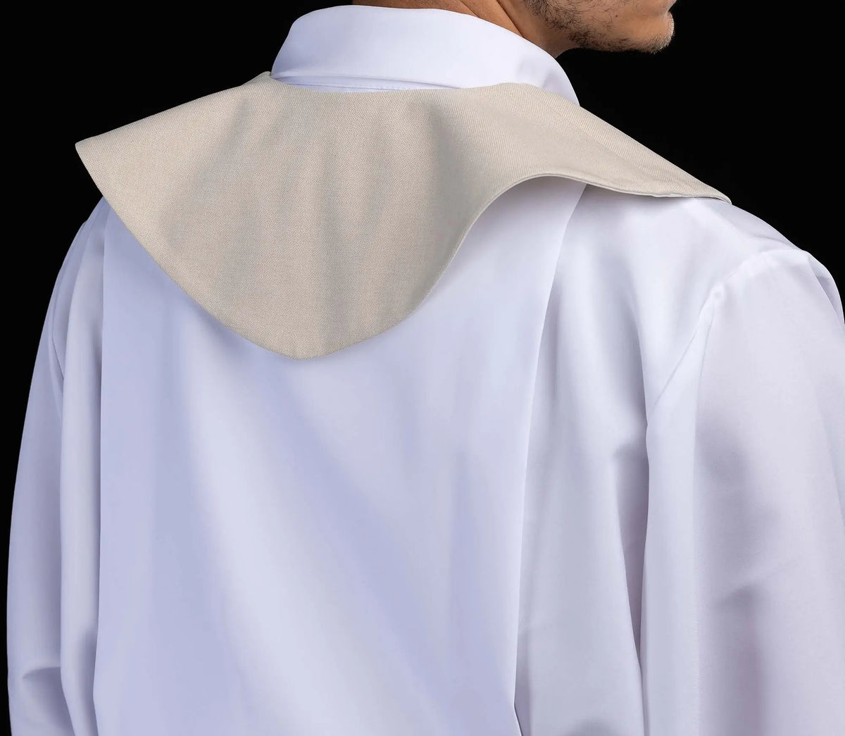 Écru scapulaire de lecteur brodé d’un motif marial, vue de dos portée