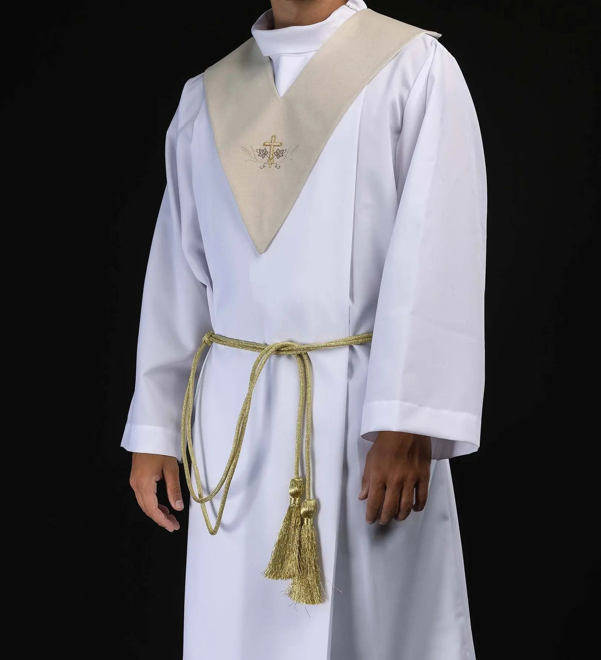 Scapulaire écru avec croix dorée brodée, vue de trois quarts