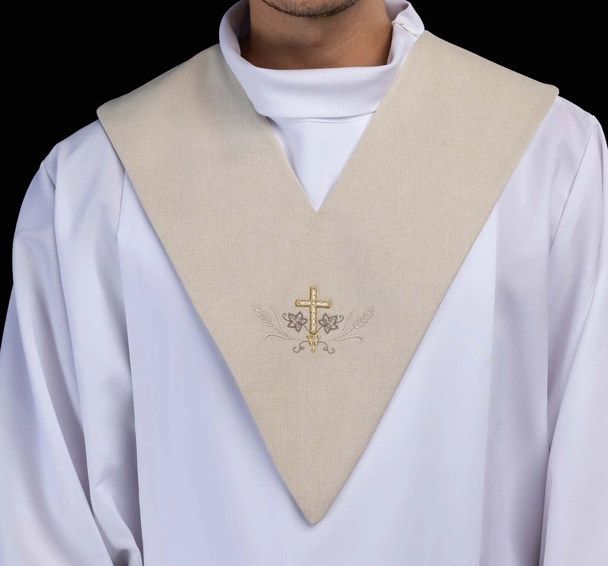 Scapulaire écru avec croix dorée brodée, gros plan de face