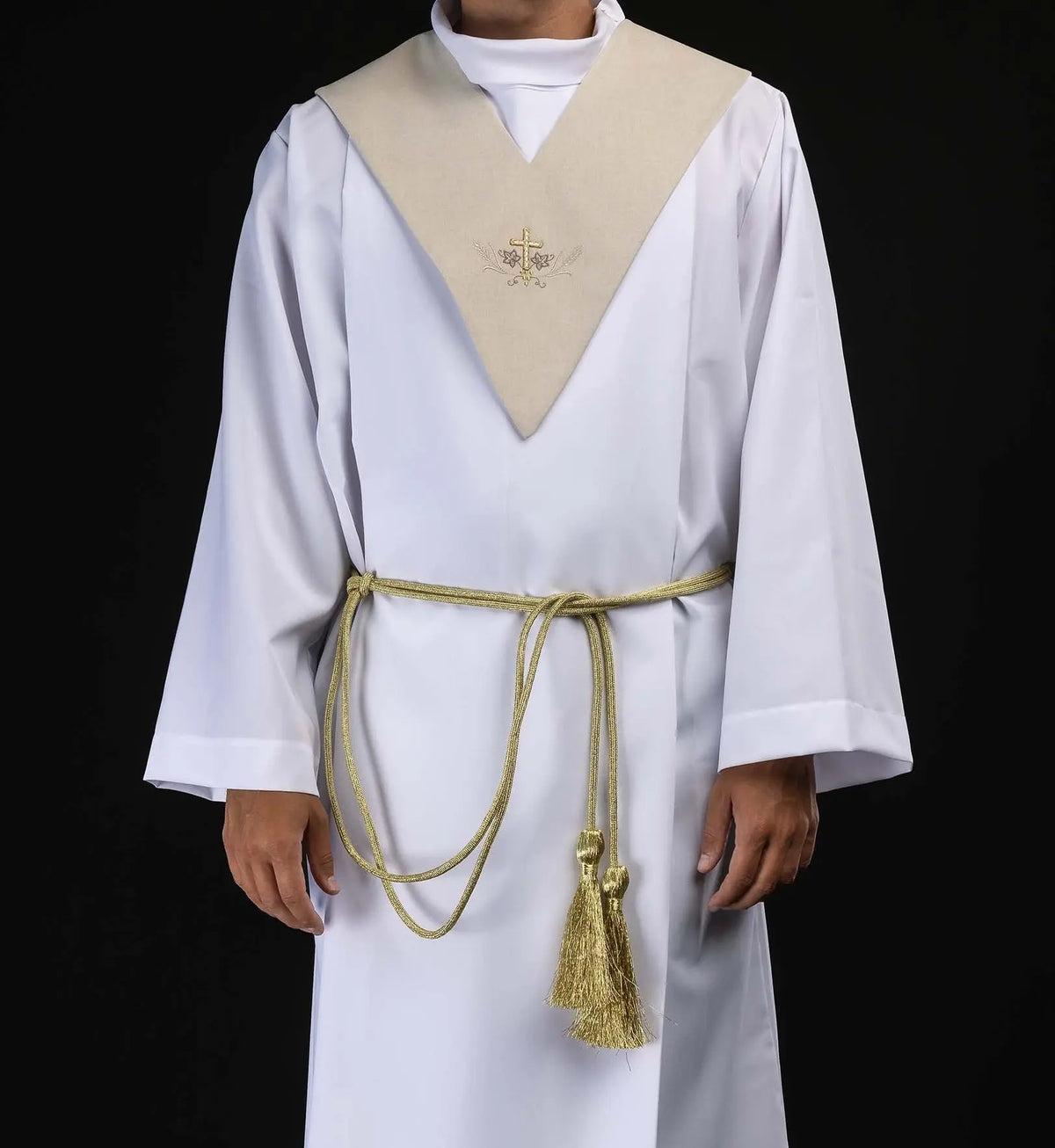 Scapulaire écru avec croix dorée brodée, vue de face avec cordon