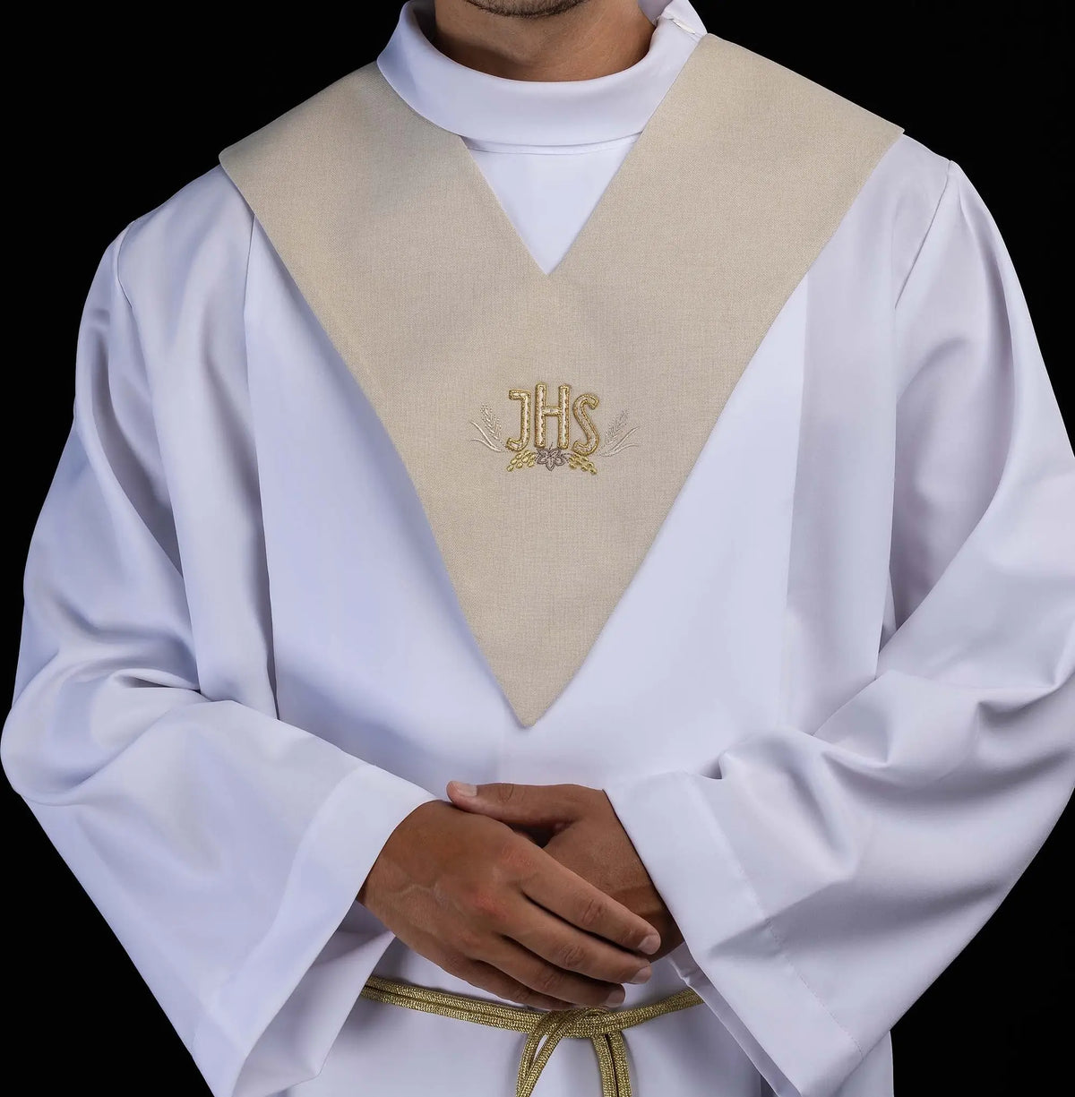 Écharpe de lecteur écrue avec une broderie IHS dorée, vue de face portée