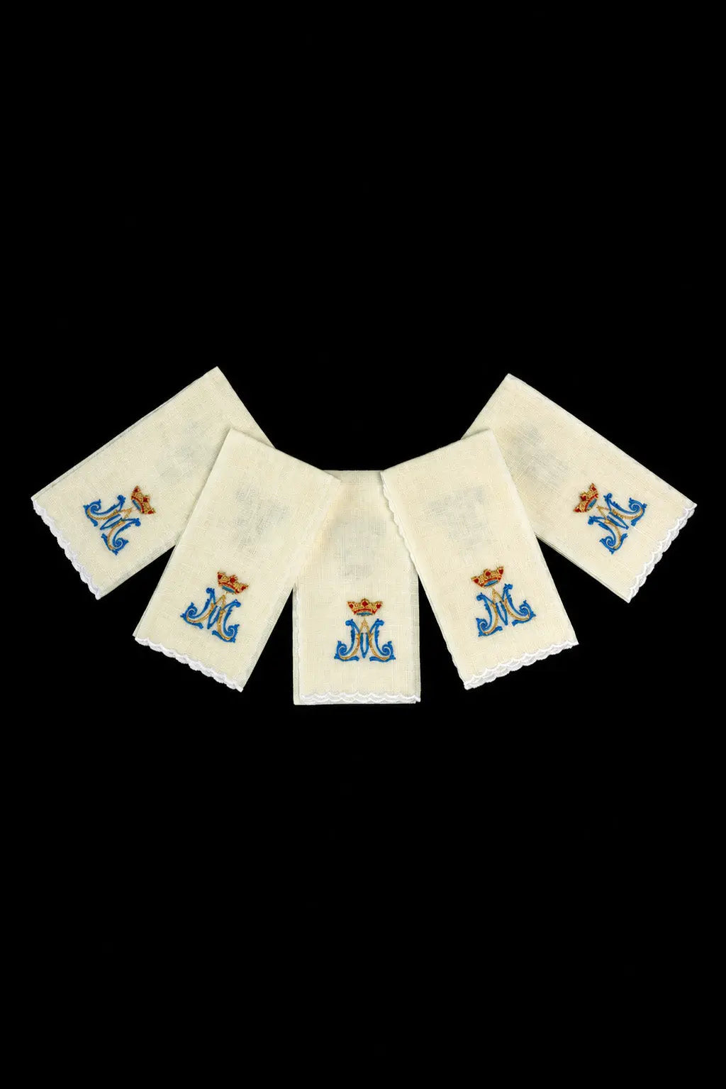 Écru ensemble de 5 purificatoires en lin avec un monogramme marial, vue d’ensemble