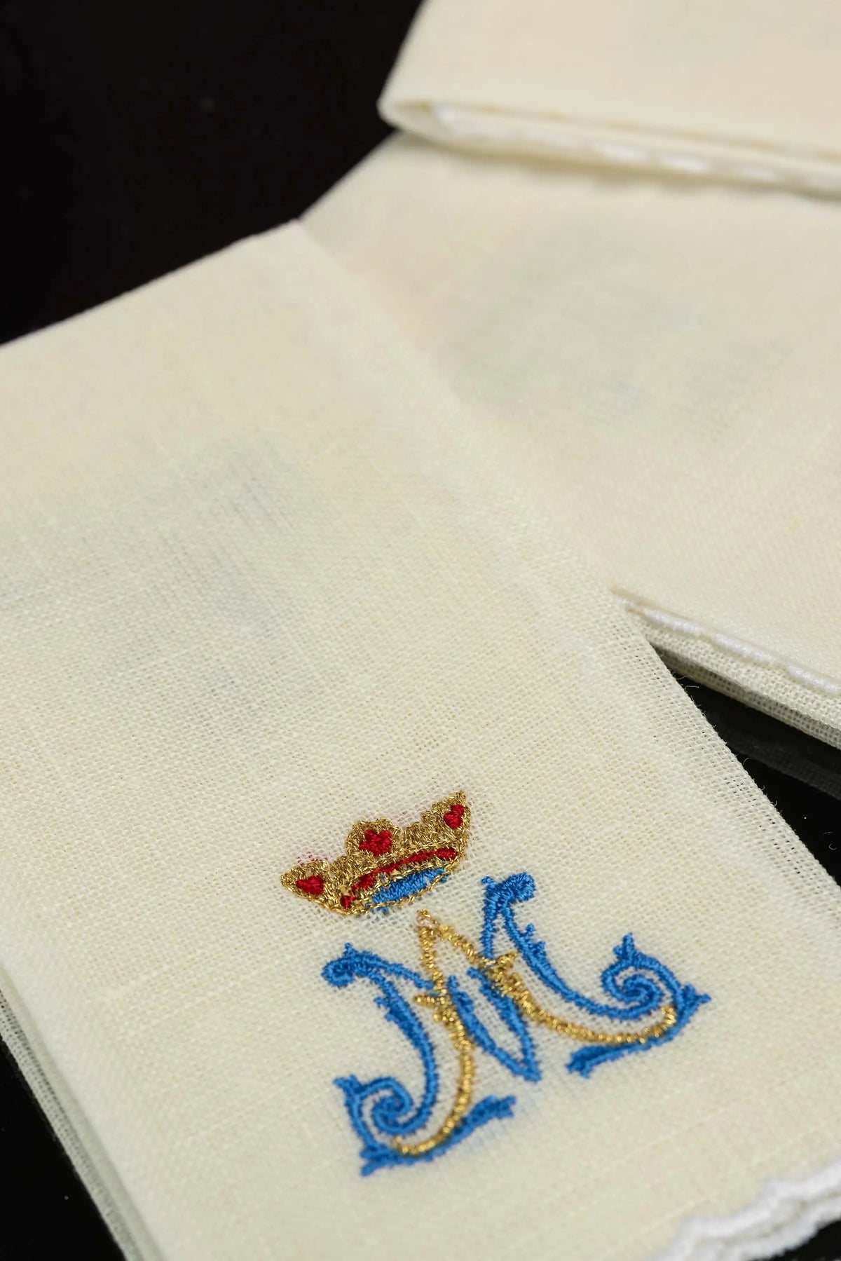 Écru purificatoire en lin avec un monogramme marial couronné, gros plan