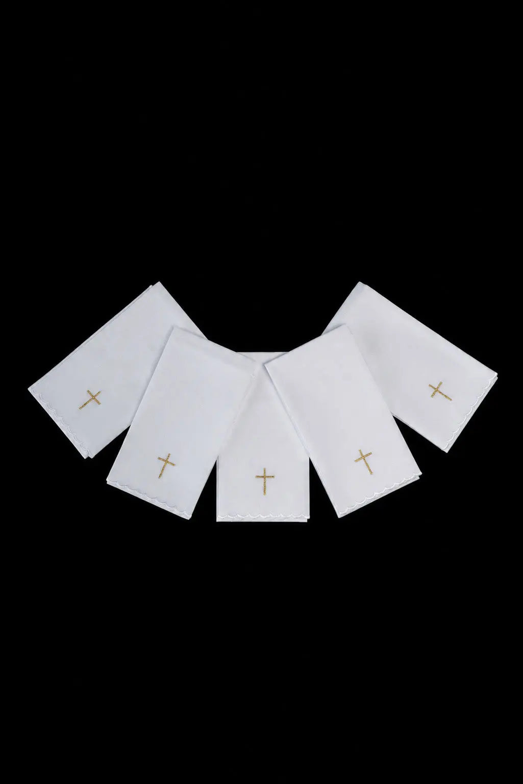 Blanc ensemble de 5 purificatoires avec croix brodée dorée, vue d’ensemble