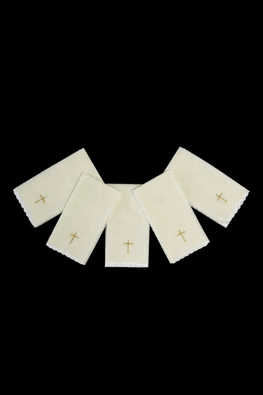 Écru ensemble de 5 purificatoires avec broderie dorée en forme de croix, vue d’ensemble