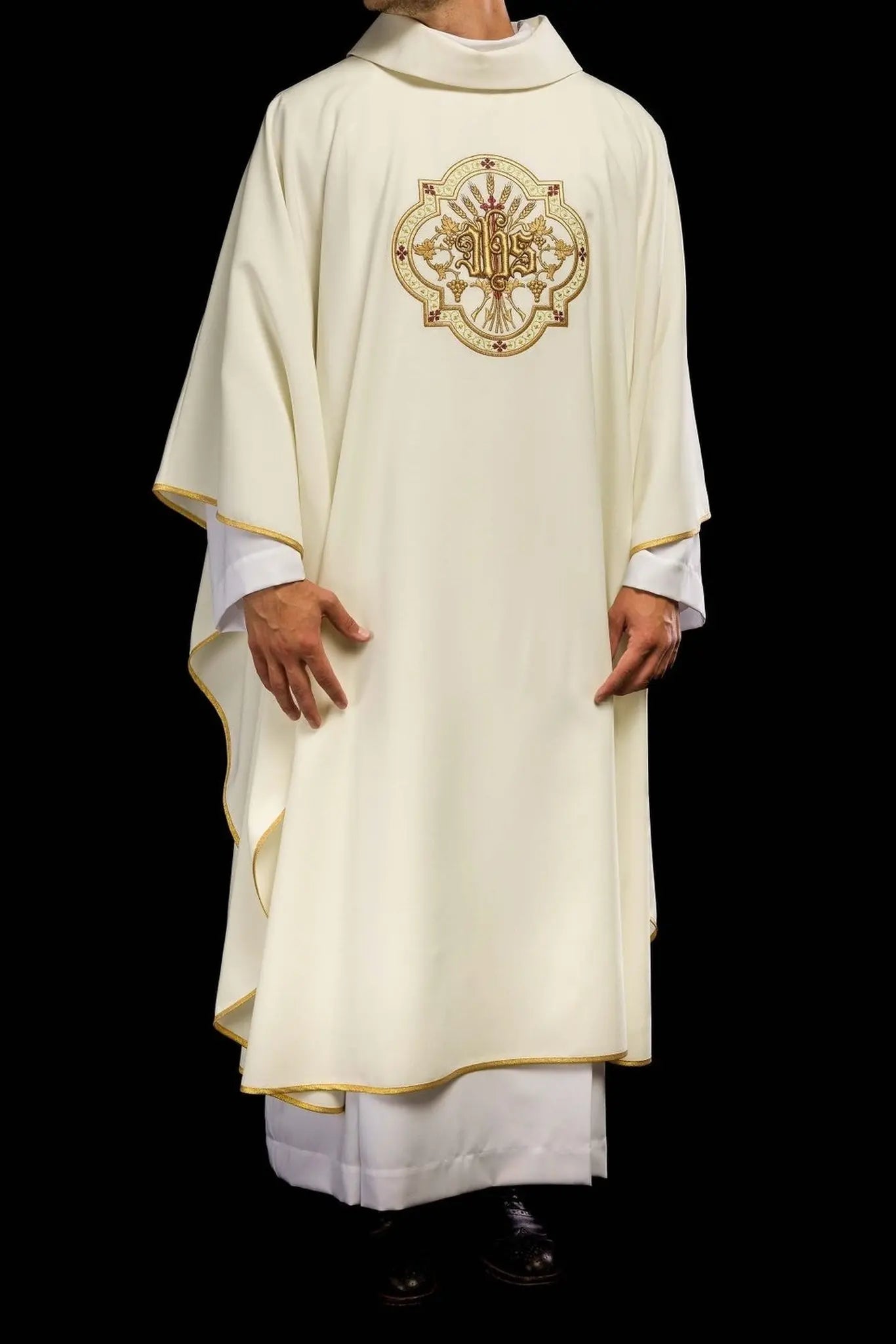 Chasuble crème avec broderie IHS et PAX