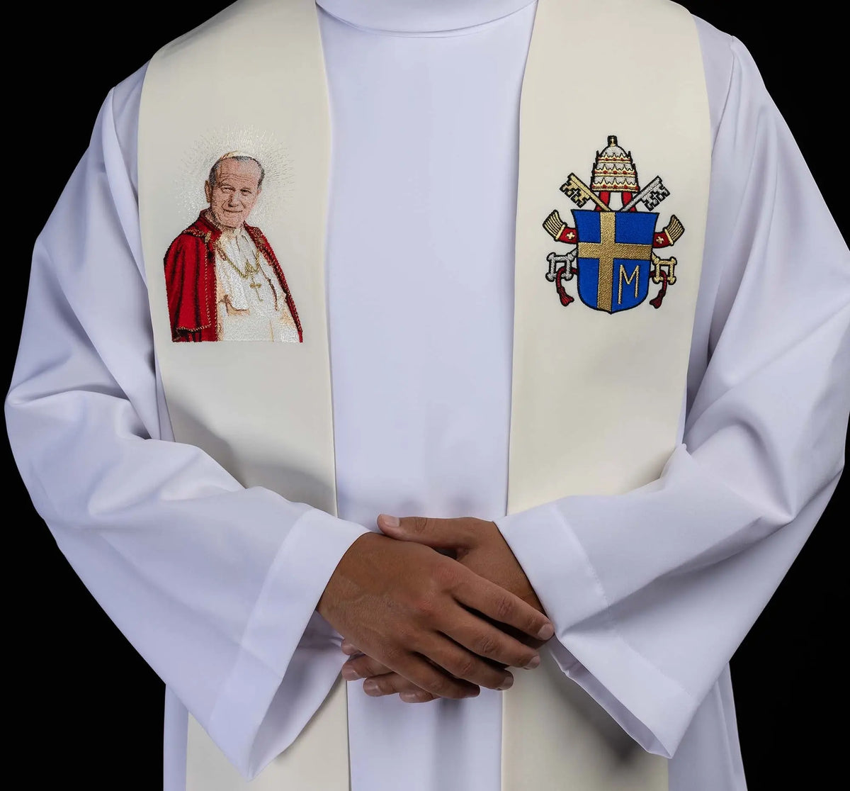 Écru étole avec un orfroi brodé à l’effigie de Jean-Paul II, vue rapprochée