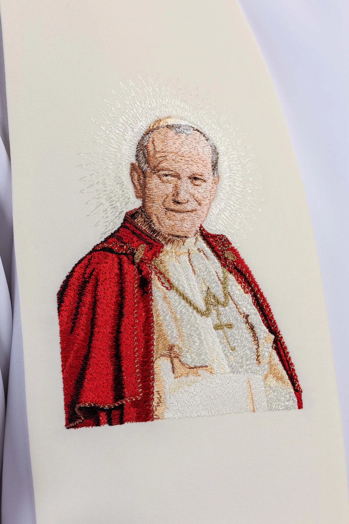 Écru étole avec un orfroi brodé à l’effigie de Jean-Paul II, portrait brodé en gros plan
