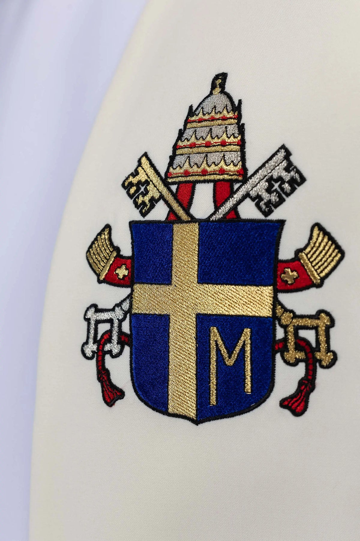 Écru étole avec un orfroi brodé à l’effigie de Jean-Paul II, blason pontifical en gros plan