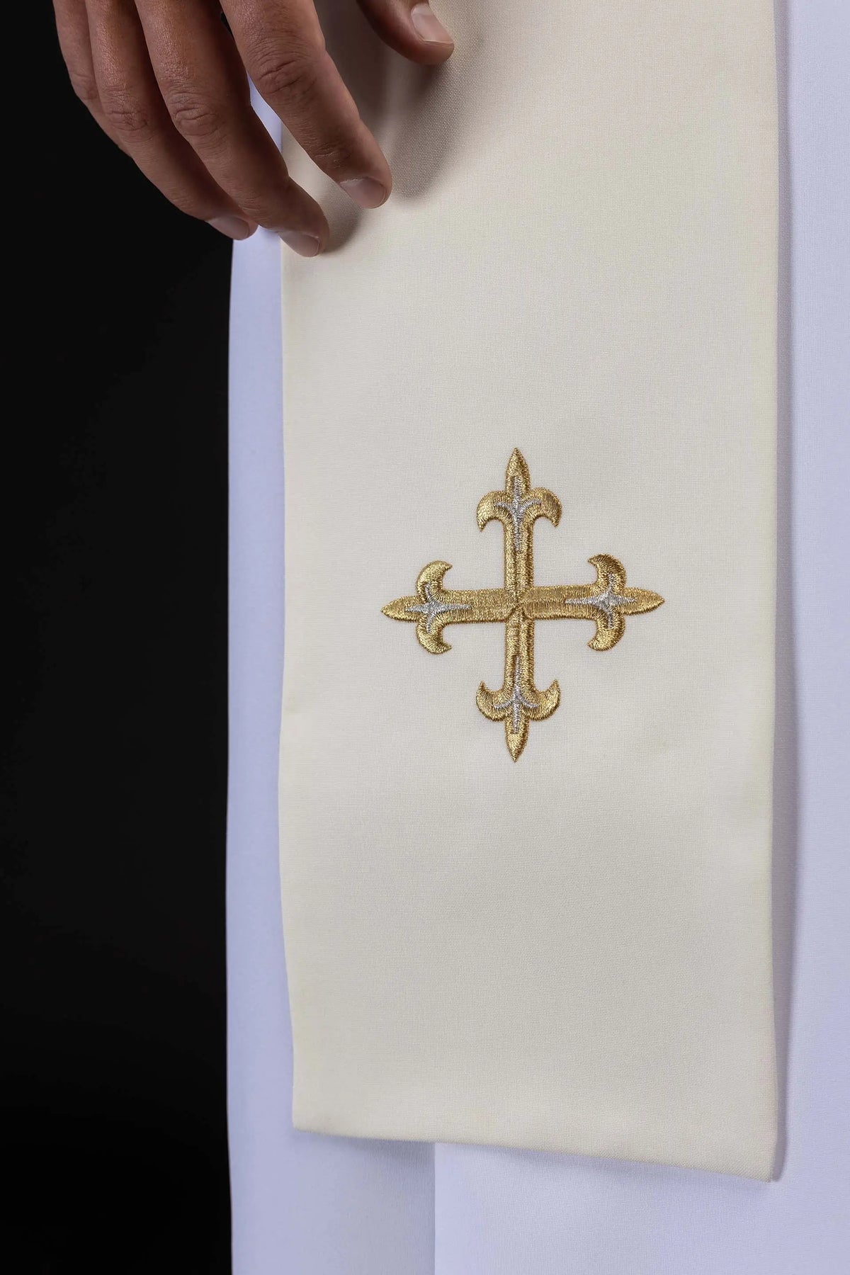 Écru étole avec un orfroi brodé à l’effigie de Jean-Paul II, croix dorée en gros plan