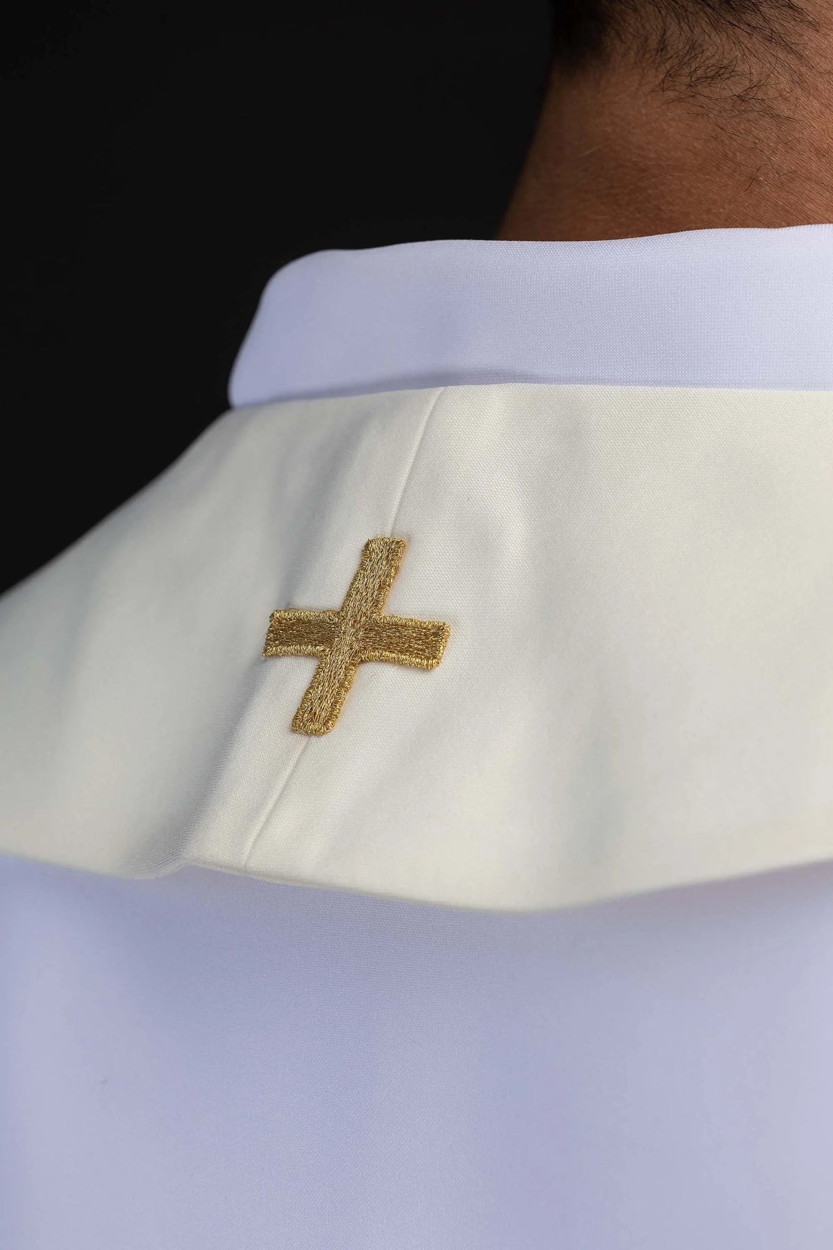 Écru étole avec un orfroi brodé à l’effigie de Jean-Paul II, croix dorée près du col