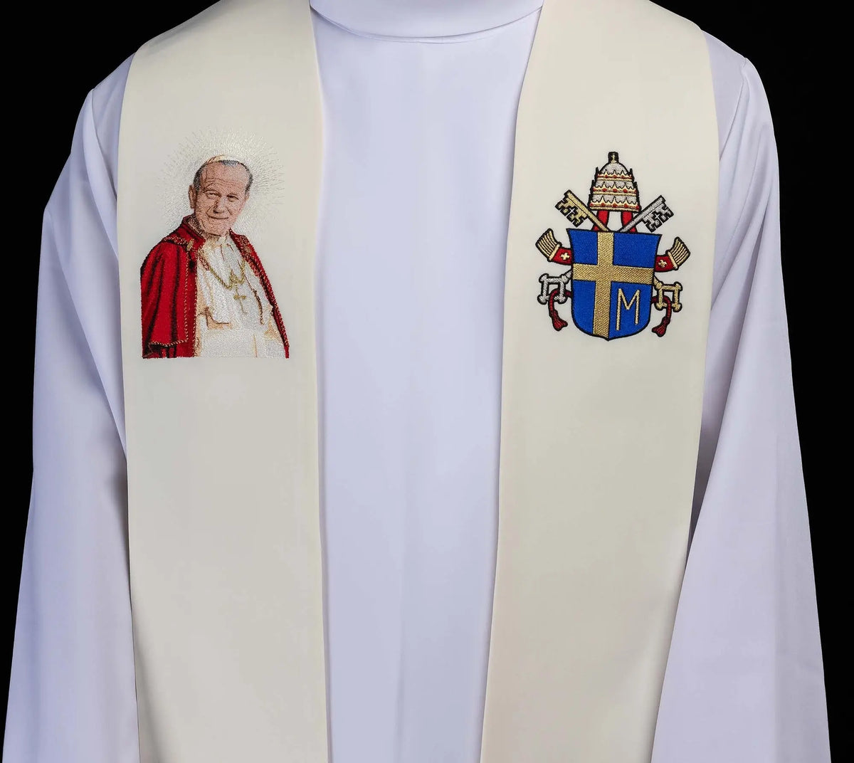 Écru étole avec un orfroi brodé à l’effigie de Jean-Paul II, motifs supérieurs en gros plan