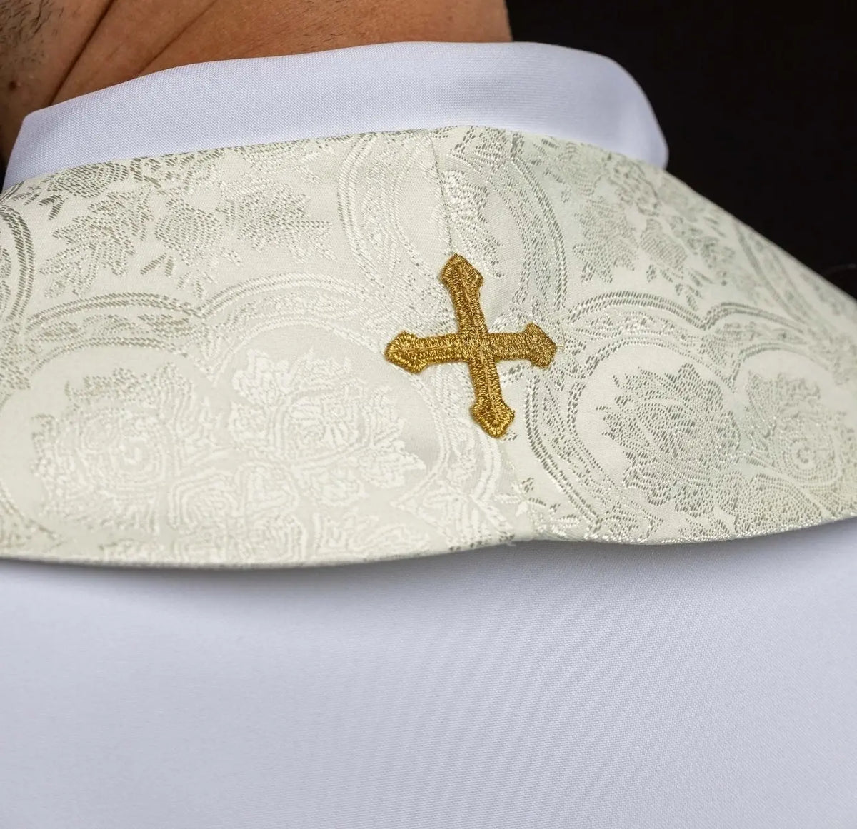 Écru étole sacerdotale avec croix brodée dorée, gros plan au col