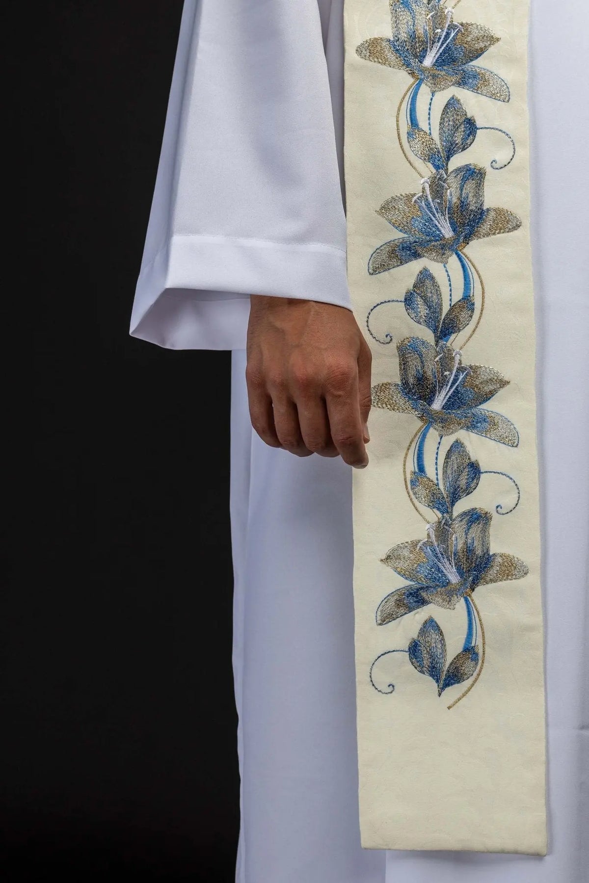 Écru étole avec fleurs bleues brodées, détail du devant