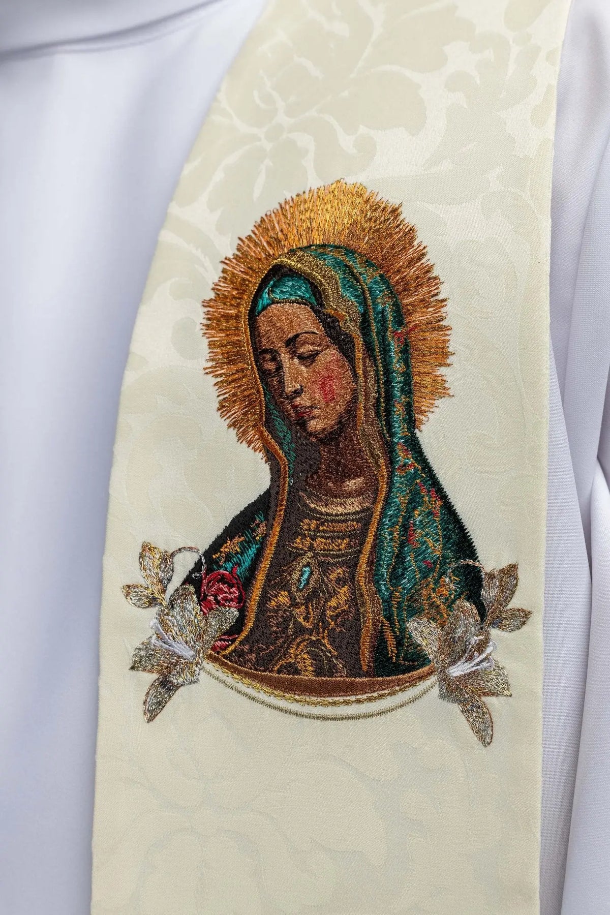 Écru étole brodée avec la Vierge Marie de Guadalupe, gros plan du motif