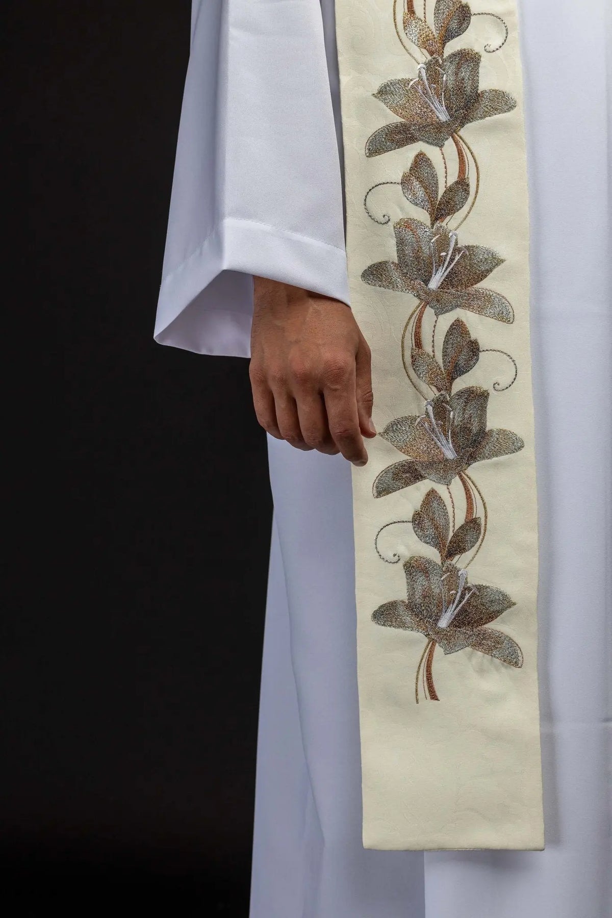 Écru étole brodée de fleurs, détail d'un pan porté