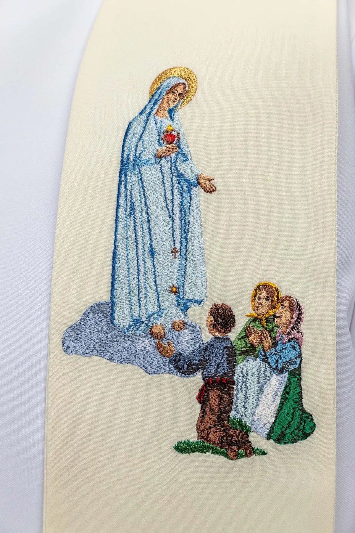 Écru étole brodée avec la Vierge Marie et trois enfants, gros plan