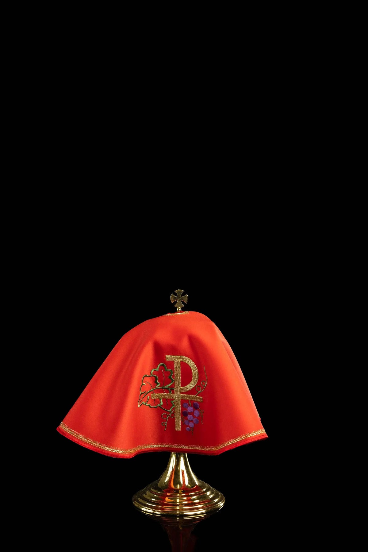 Rouge voile de ciboire pour la Passion du Seigneur et la Pentecôte, croix, feuilles et raisins, vue de face