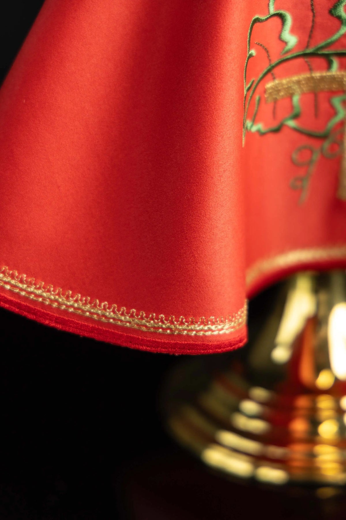 Rouge voile de ciboire, broderie dorée sur la bordure, gros plan