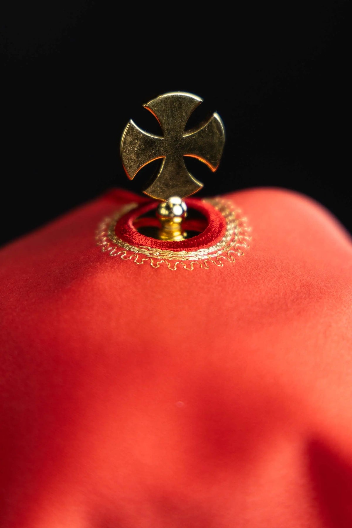 Rouge voile de ciboire, croix dorée au sommet, détail