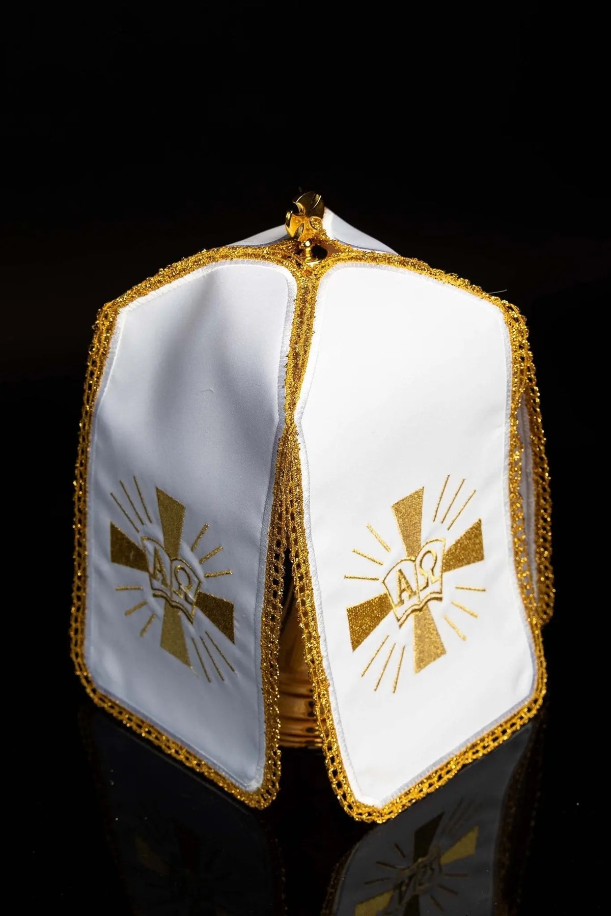 Blanc voile de ciboire avec broderie dorée Alpha et Oméga, vue ouverte