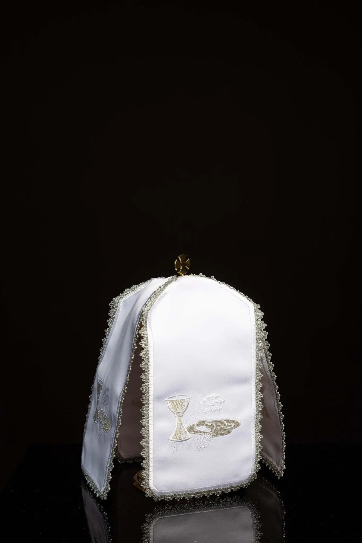 Blanc voile de ciboire avec motif du calice, des hosties et des épis, vue de face