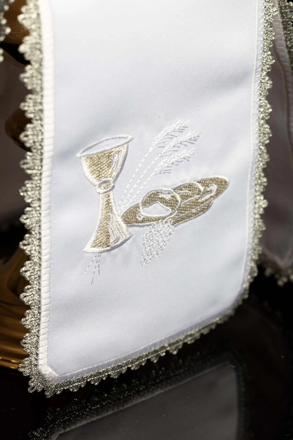 Blanc voile de ciboire avec motif du calice, des hosties et des épis, broderie en gros plan