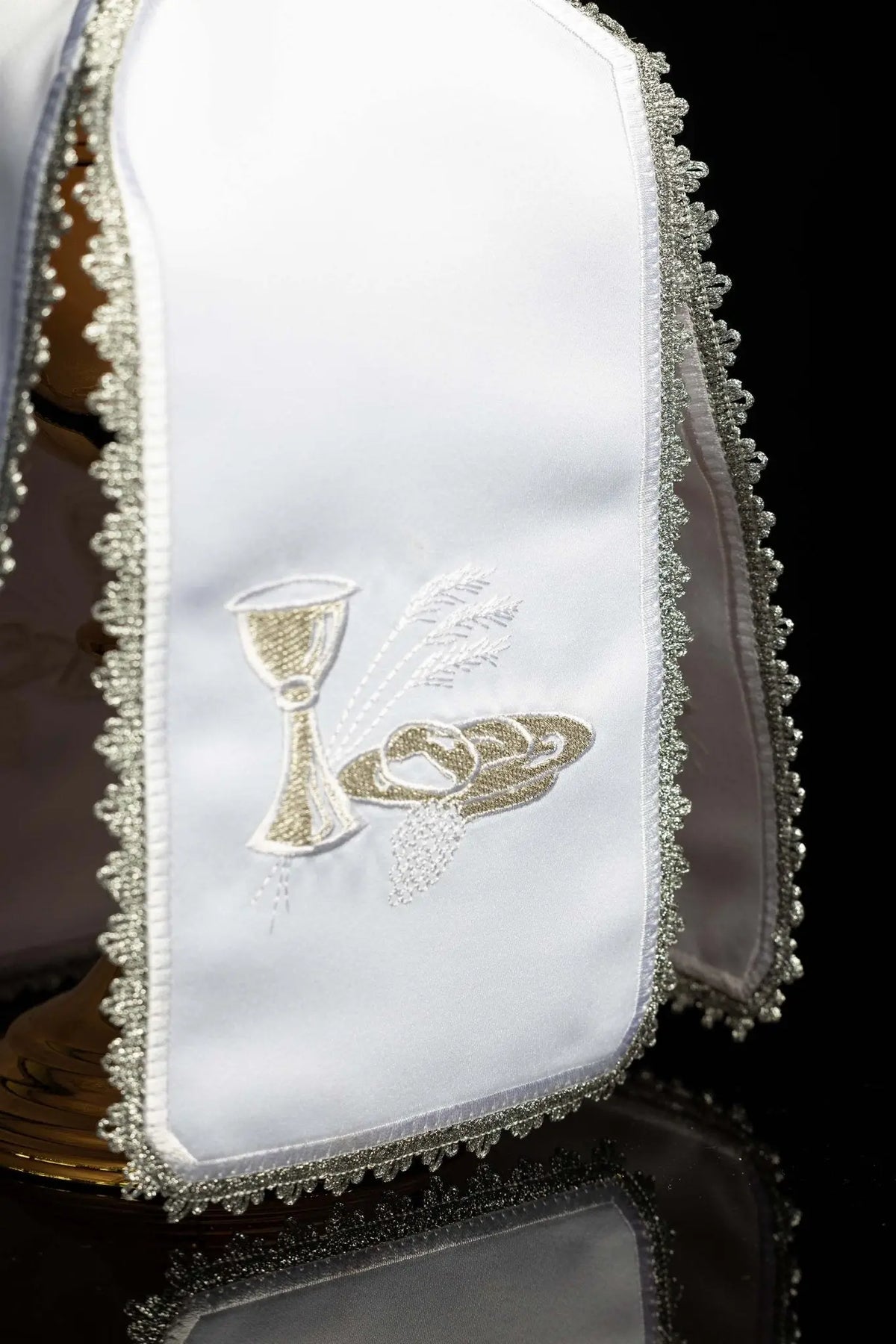 Blanc voile de ciboire avec motif du calice, des hosties et des épis, vue rapprochée