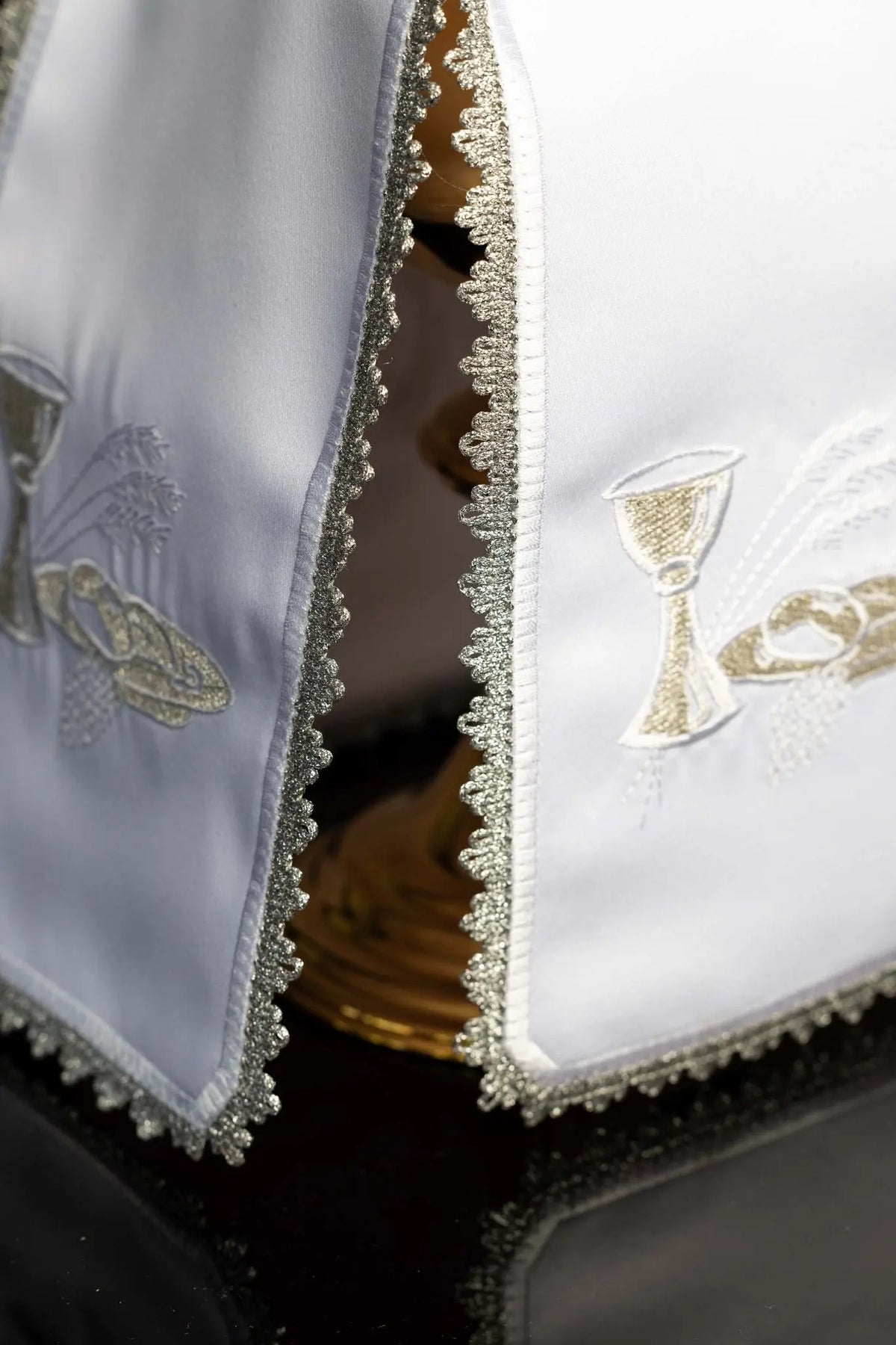 Blanc voile de ciboire avec motif du calice, des hosties et des épis, détail de la bordure