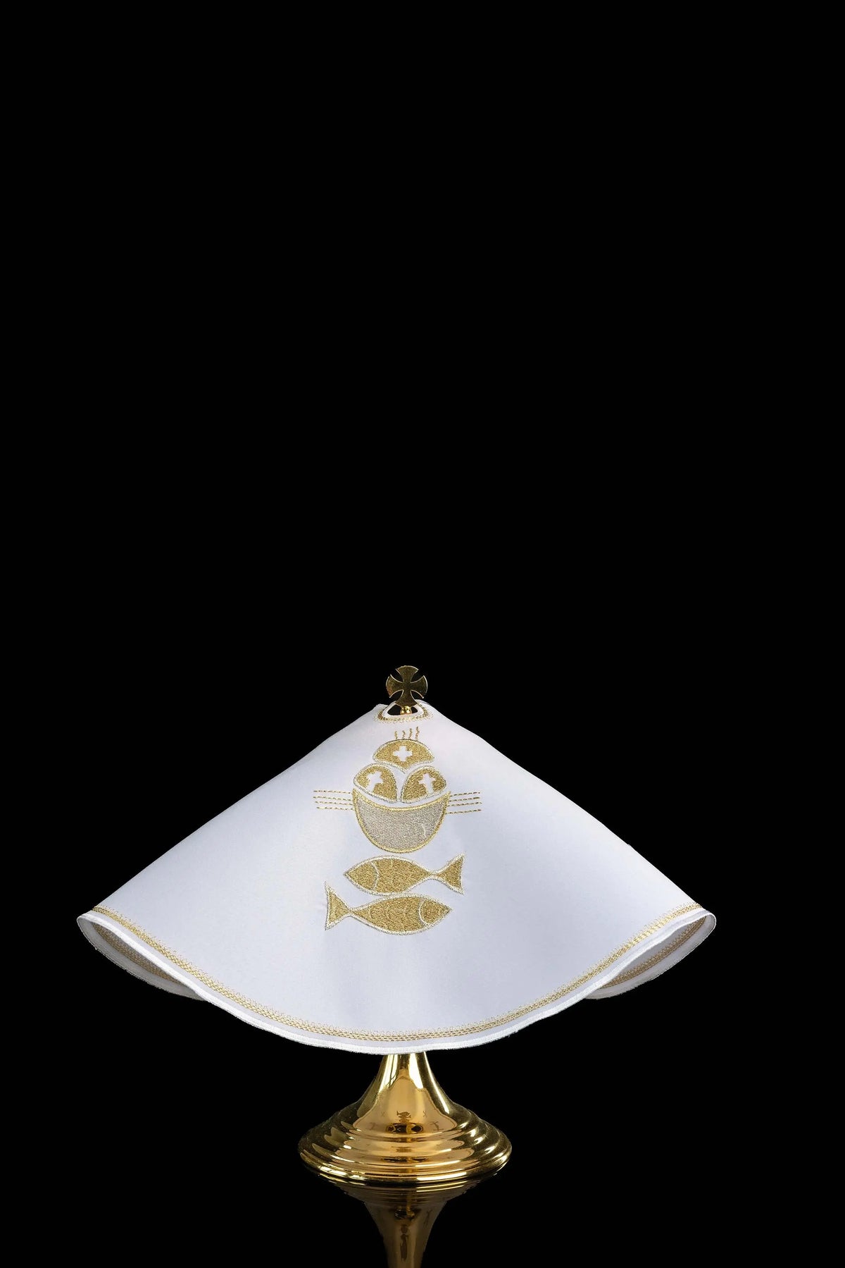 Voile de ciboire avec broderie dorée de pain et de poissons, vue de face