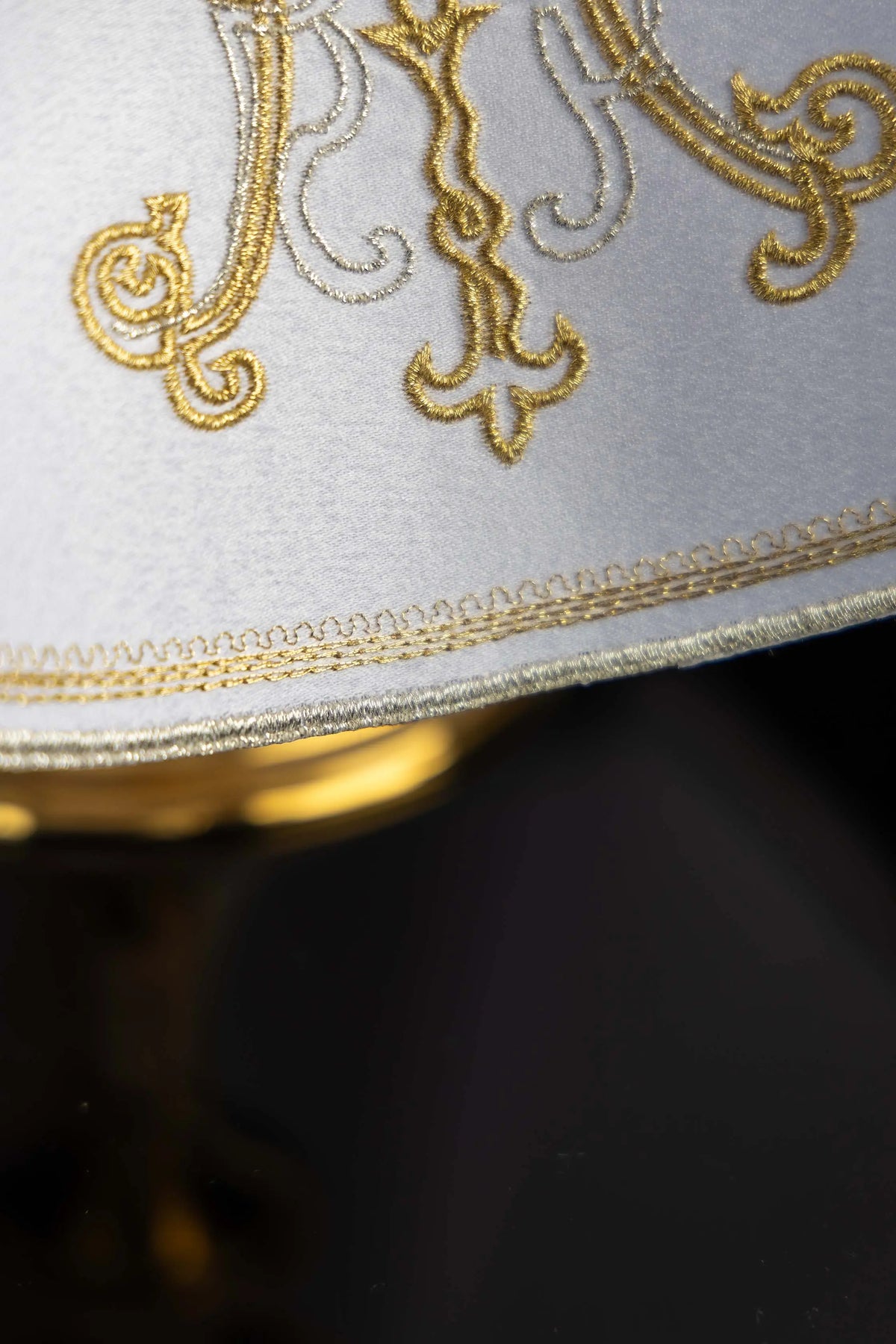 Blanc voile de ciboire avec broderie mariale dorée, gros plan de la bordure brodée