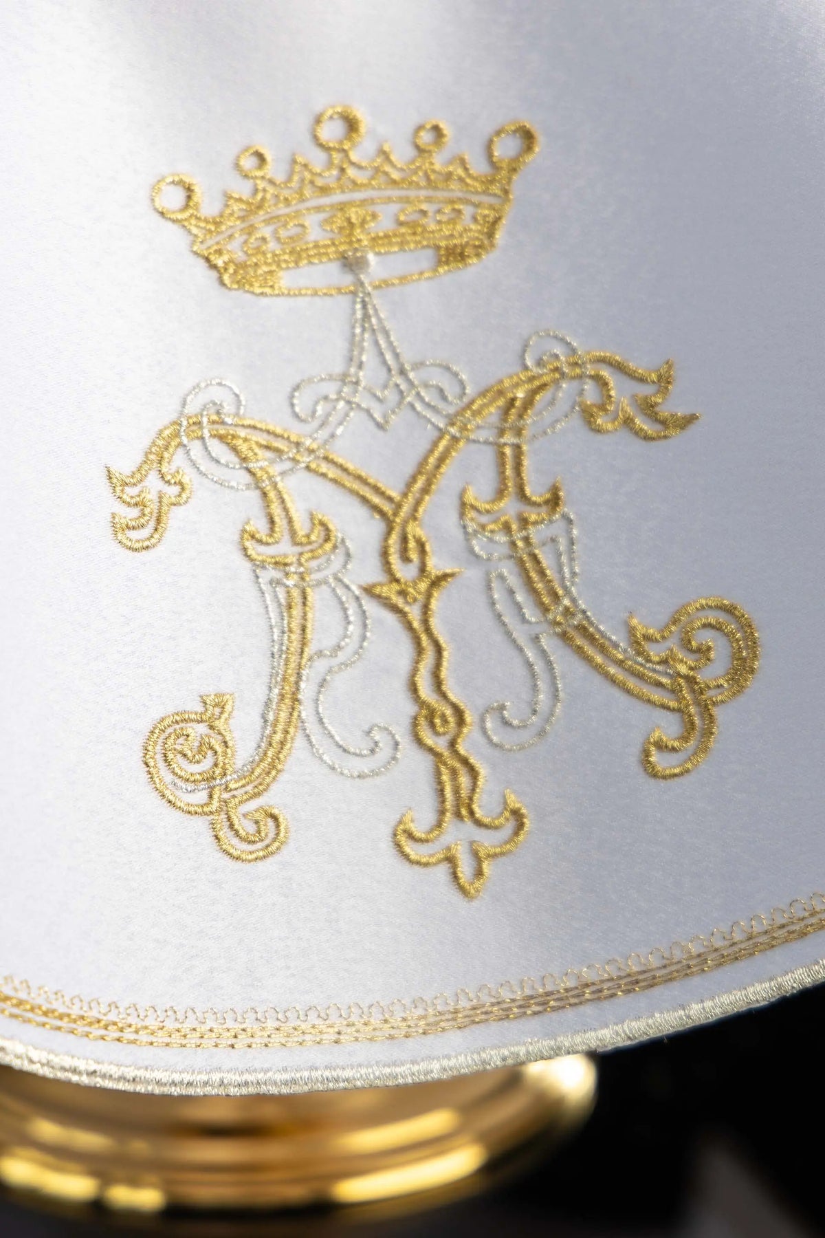 Blanc voile de ciboire avec broderie mariale dorée, gros plan du motif marial