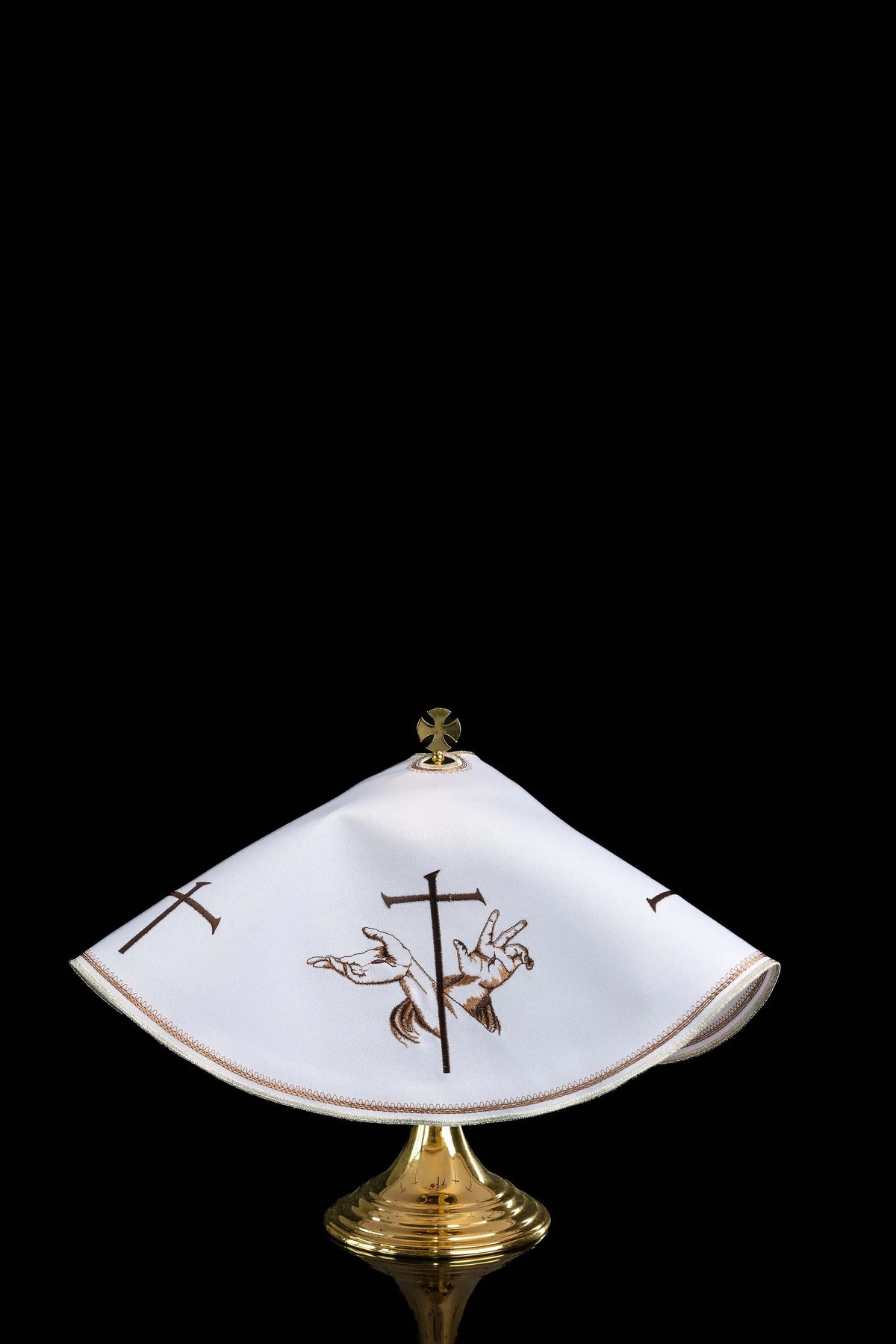 Voile de ciboire blanc avec broderie franciscaine, vue de face