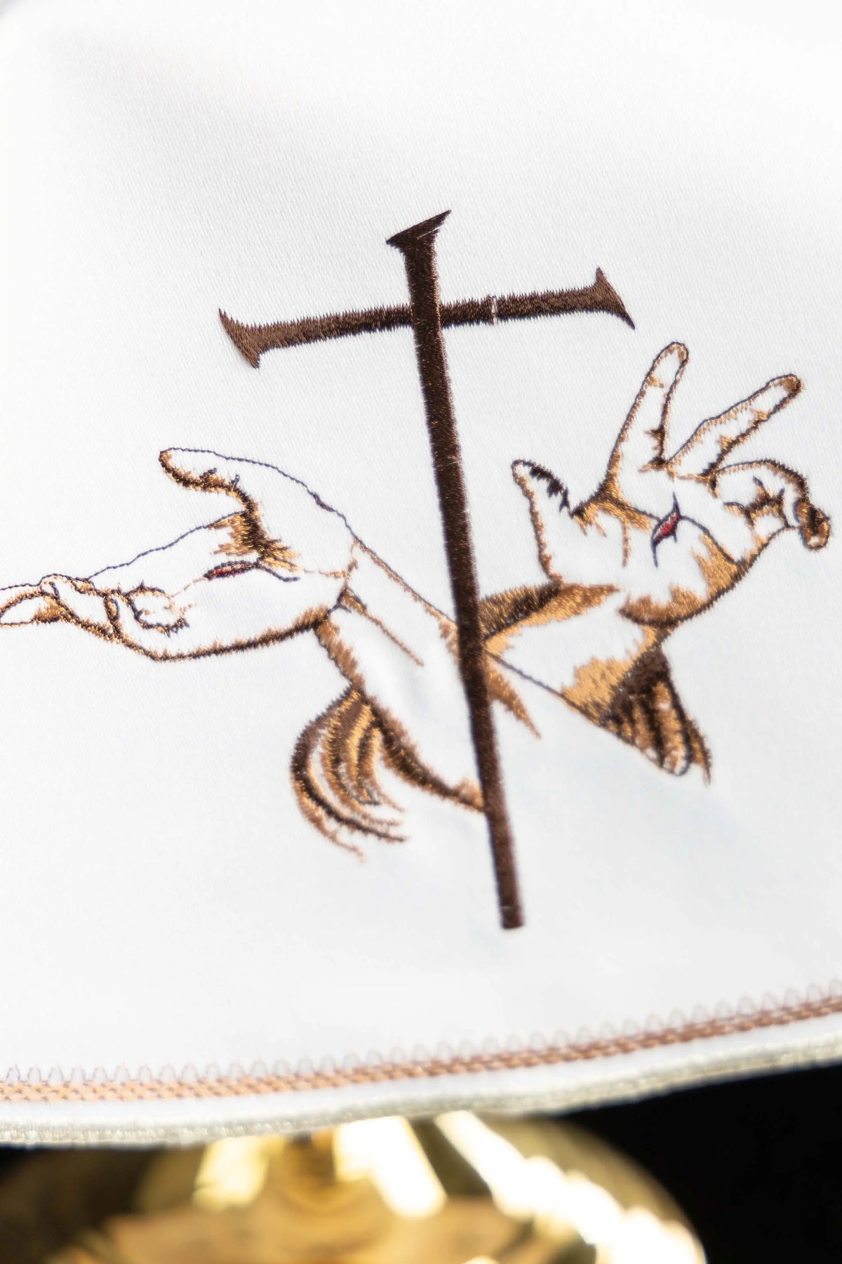 Voile de ciboire blanc avec croix et mains brodées, gros plan