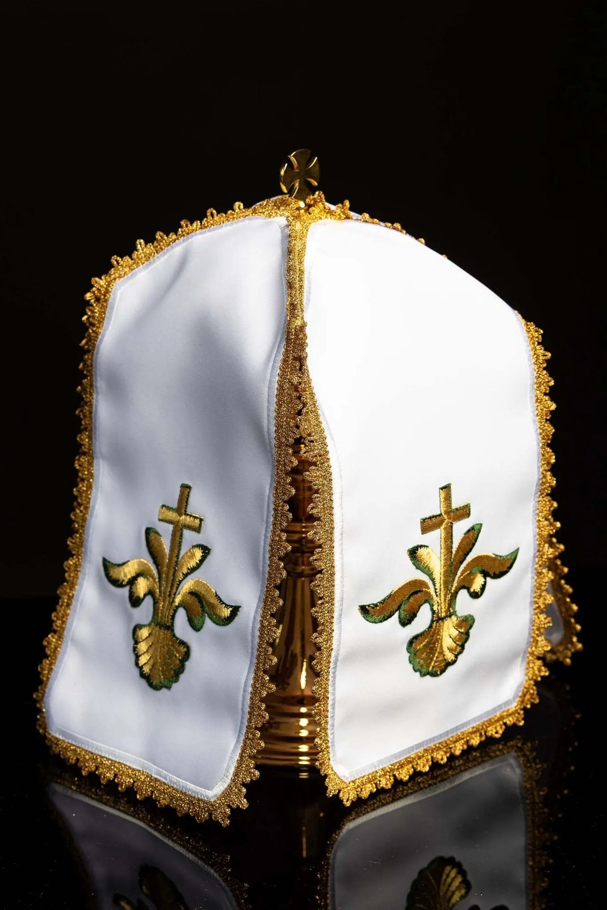Blanc voile de ciboire avec broderie de croix et d'épis, vue de face