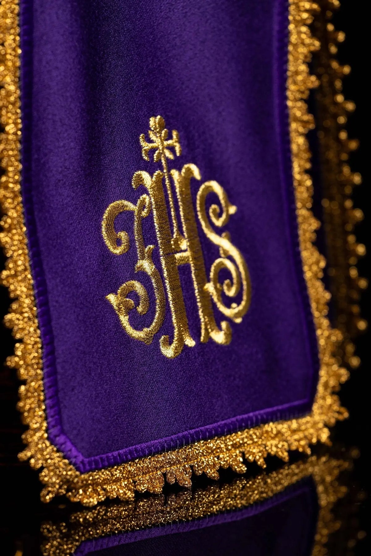 Violet voile de ciboire avec broderie IHS, gros plan