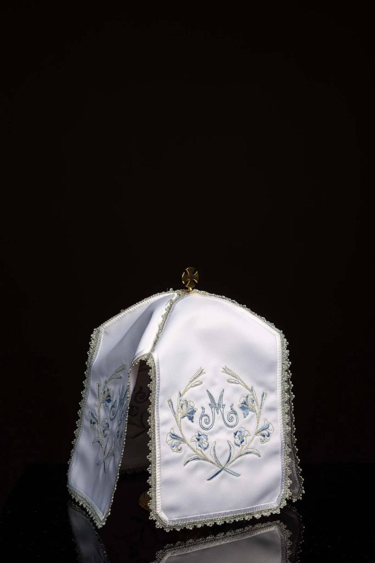 Blanc voile de ciboire avec broderie mariale argentée et monogramme M, vue de face