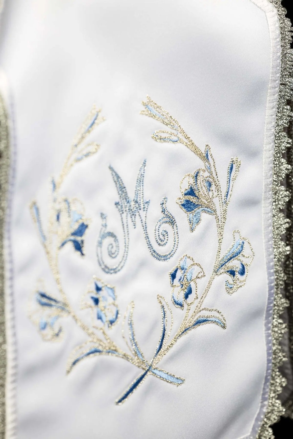 Blanc voile de ciboire avec broderie mariale argentée et monogramme M, détail latéral